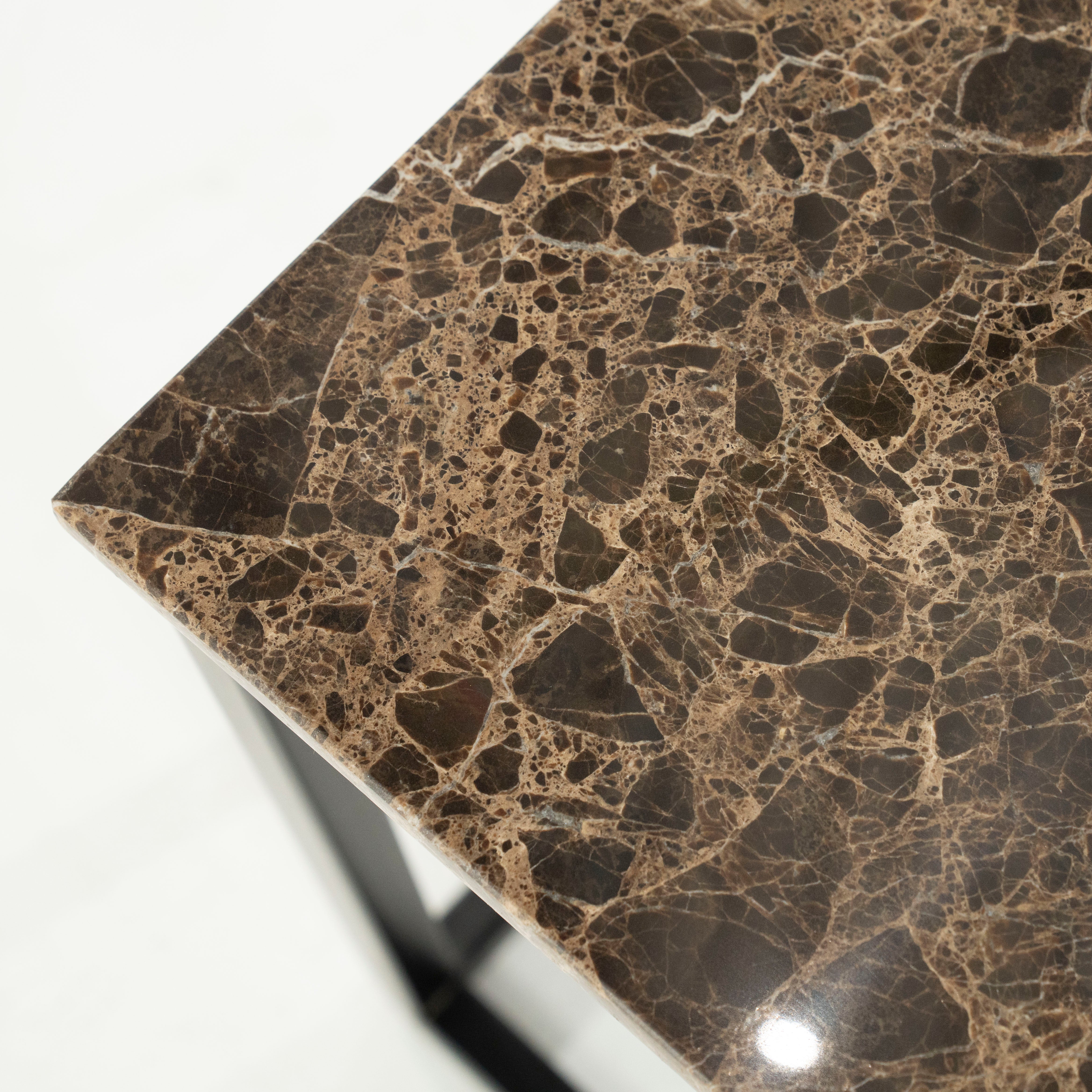 Stolik boczny RICO ciemnobrązowy marmur z metalową podstawą