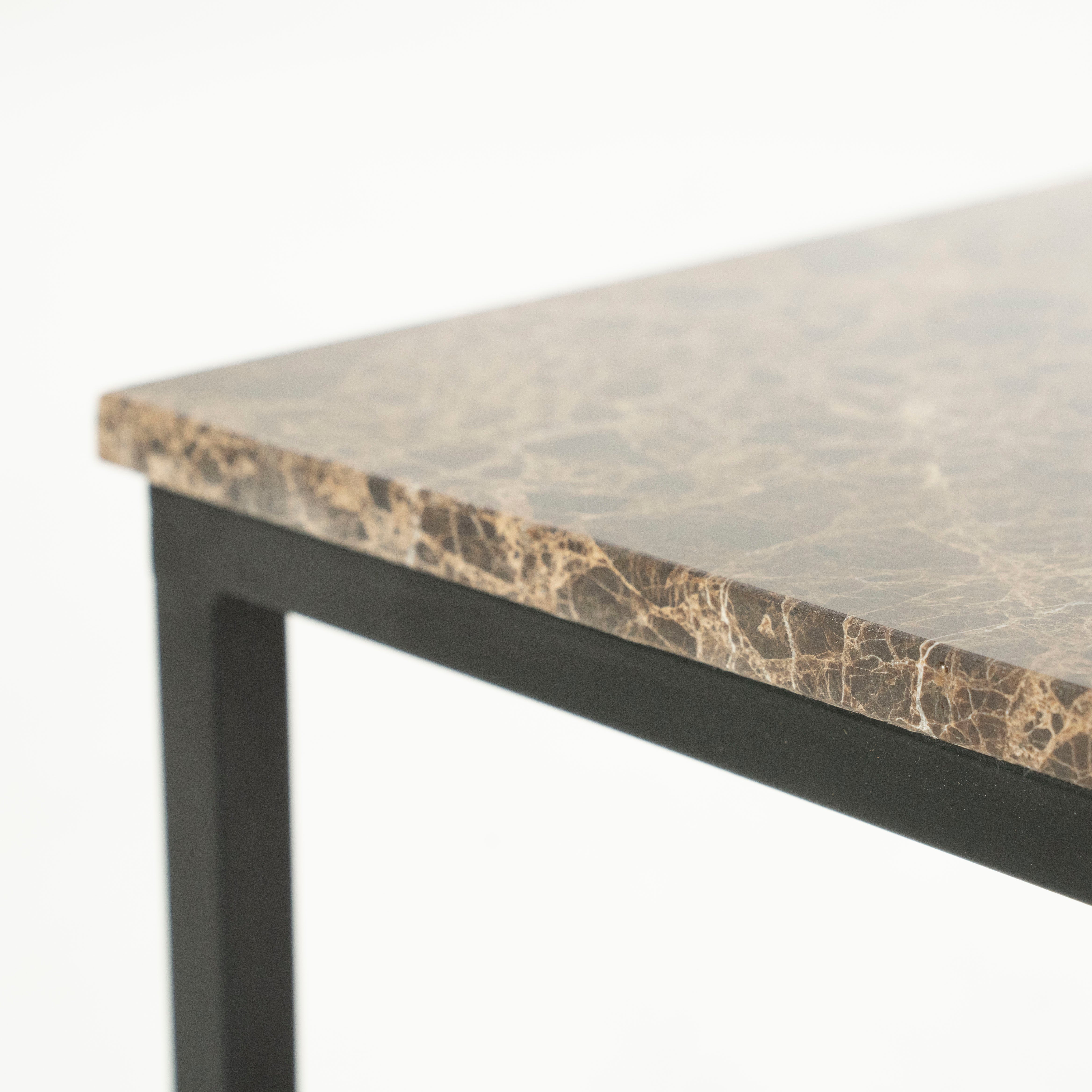 Stolik boczny RICO ciemnobrązowy marmur z metalową podstawą