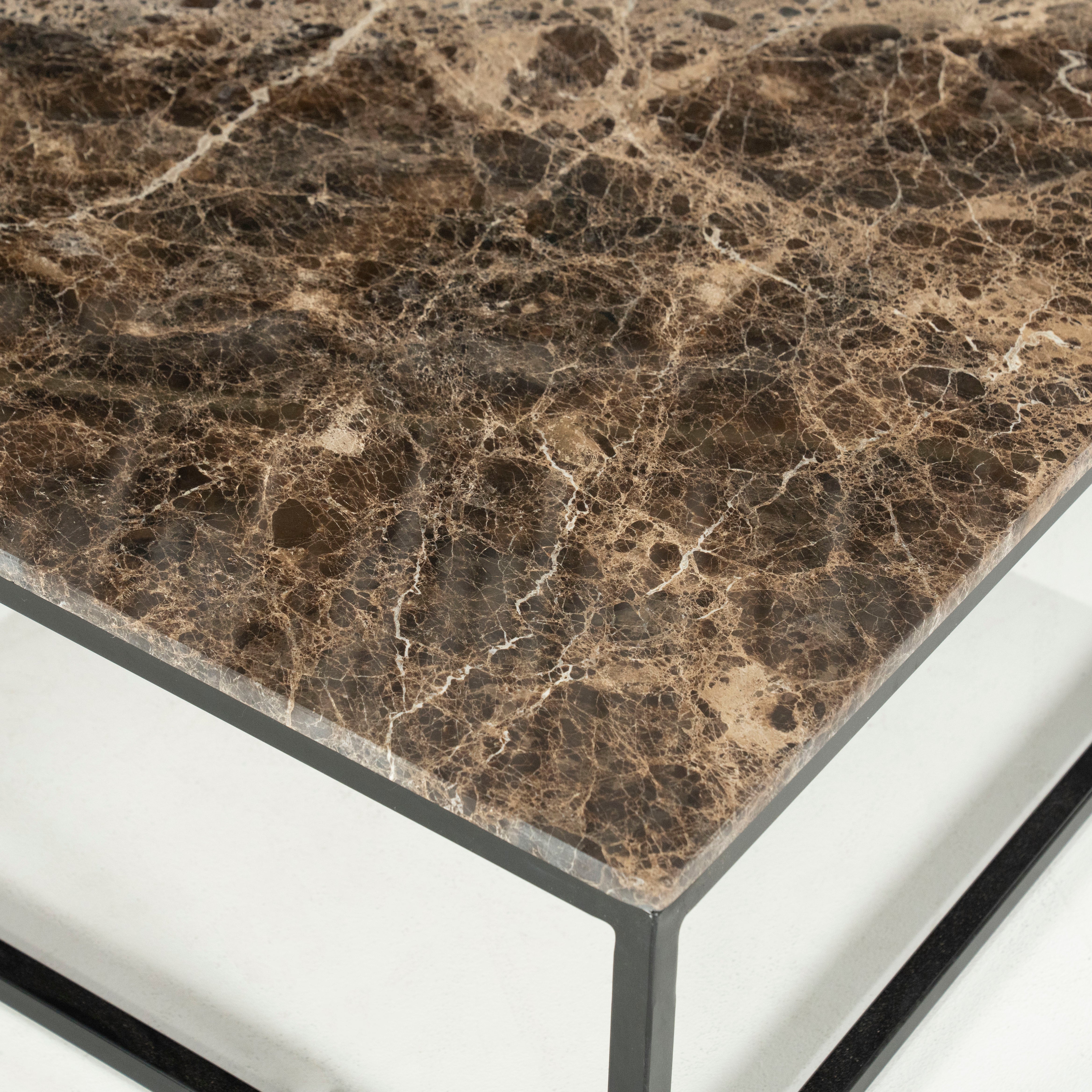 Stolik kawowy RICO ciemnobrązowy marmur z metalową podstawą