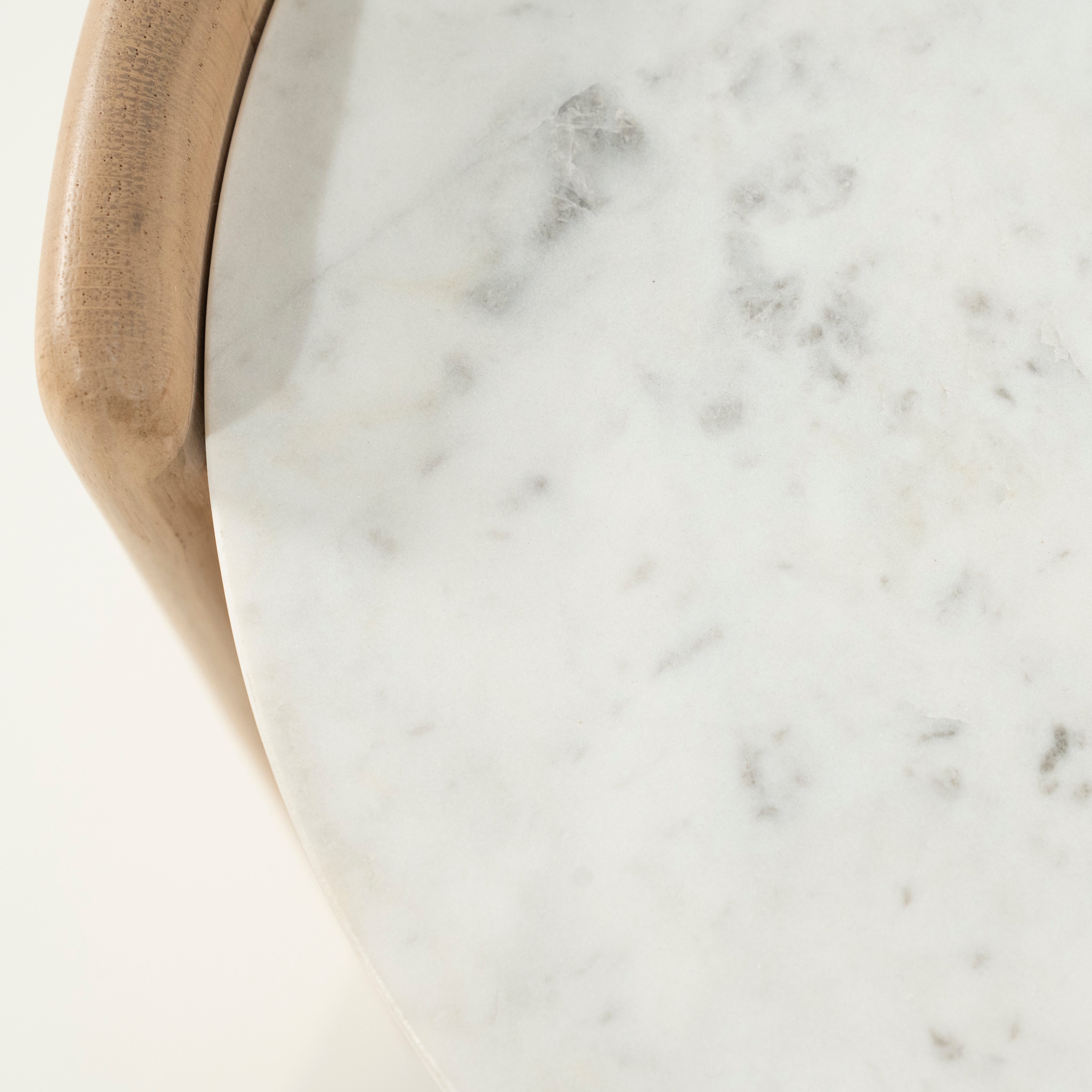 Bočný stolík DON z dubového dreva s mramorovou doskou