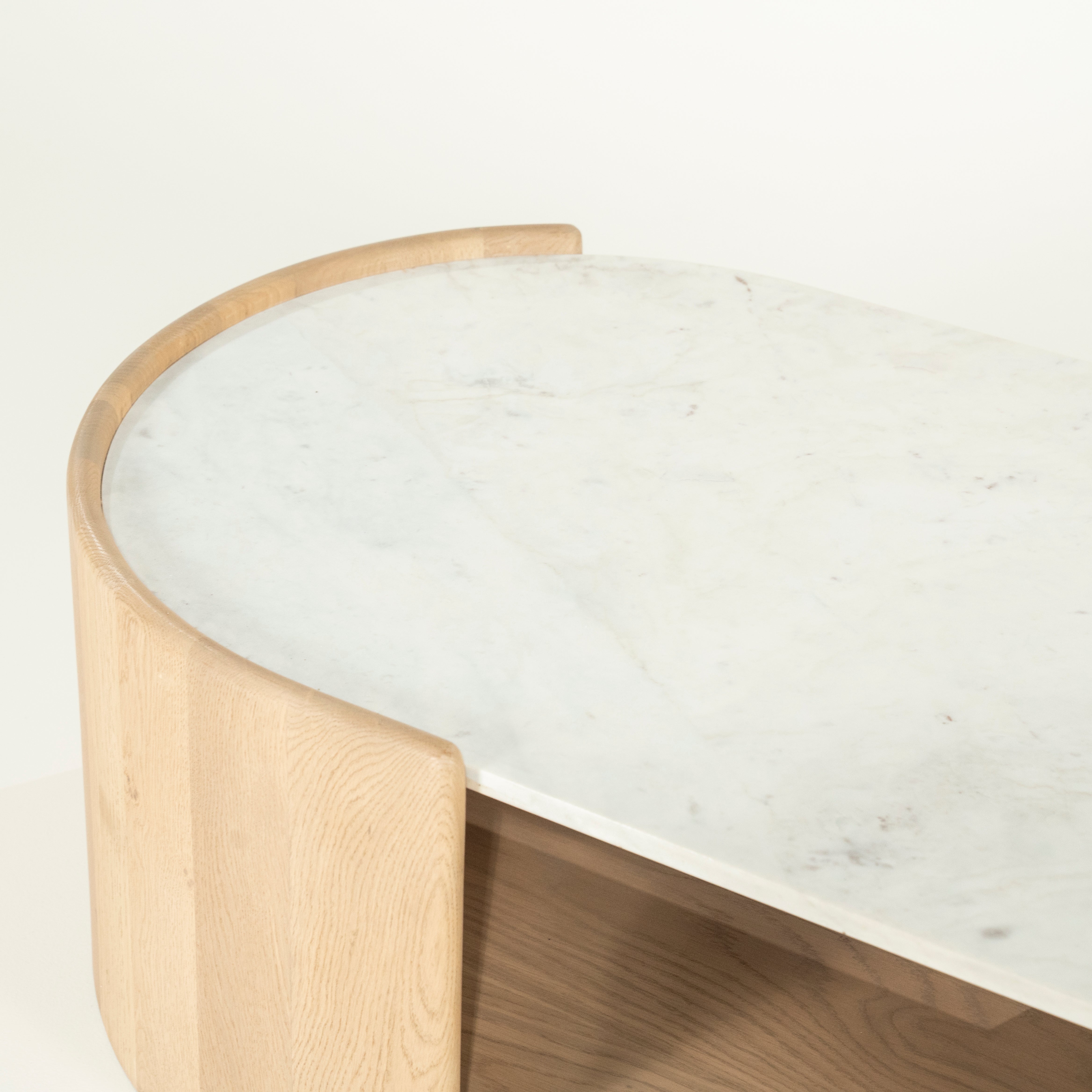 Kávový stolík DON z dubového dreva s mramorovou doskou