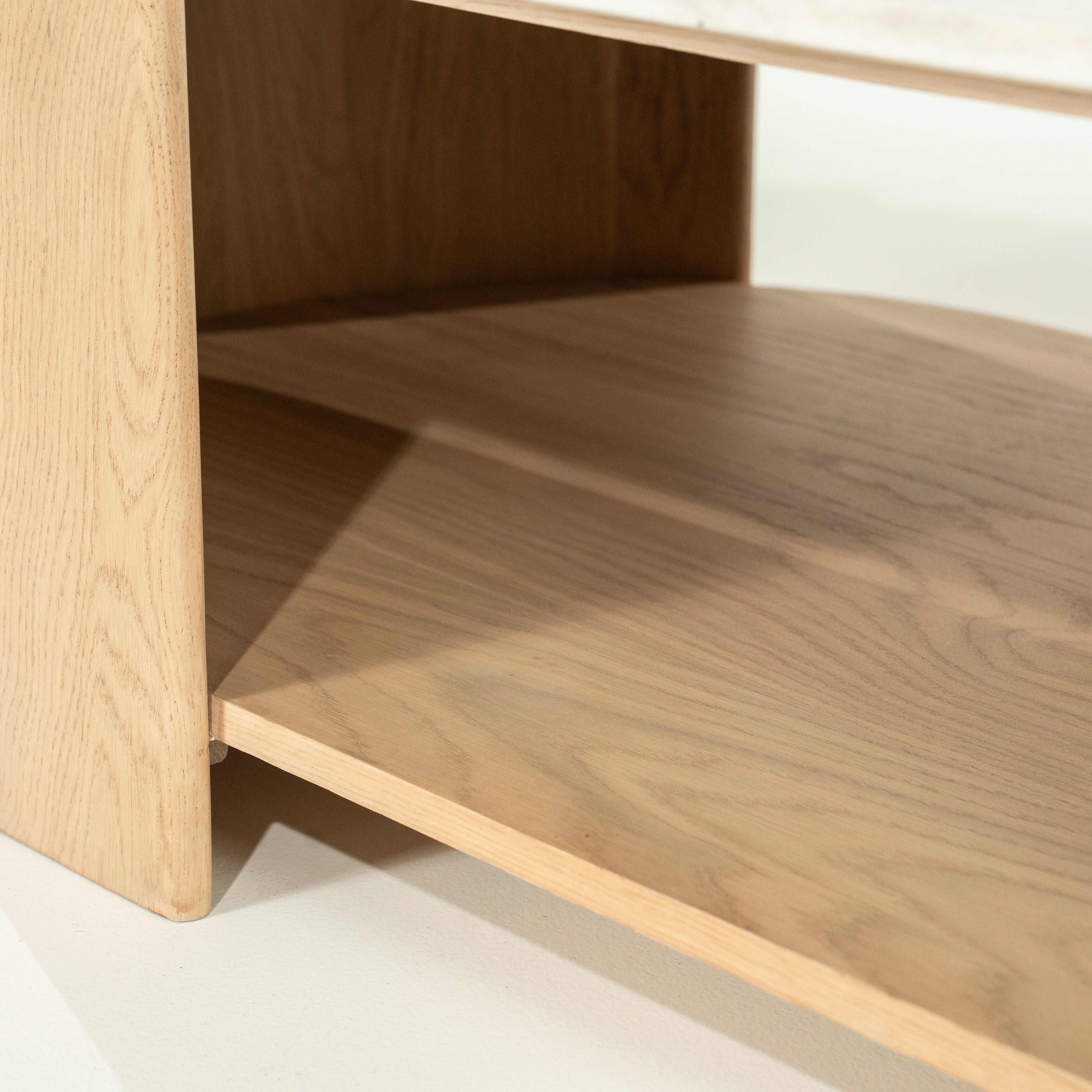 Kávový stolík DON z dubového dreva s mramorovou doskou