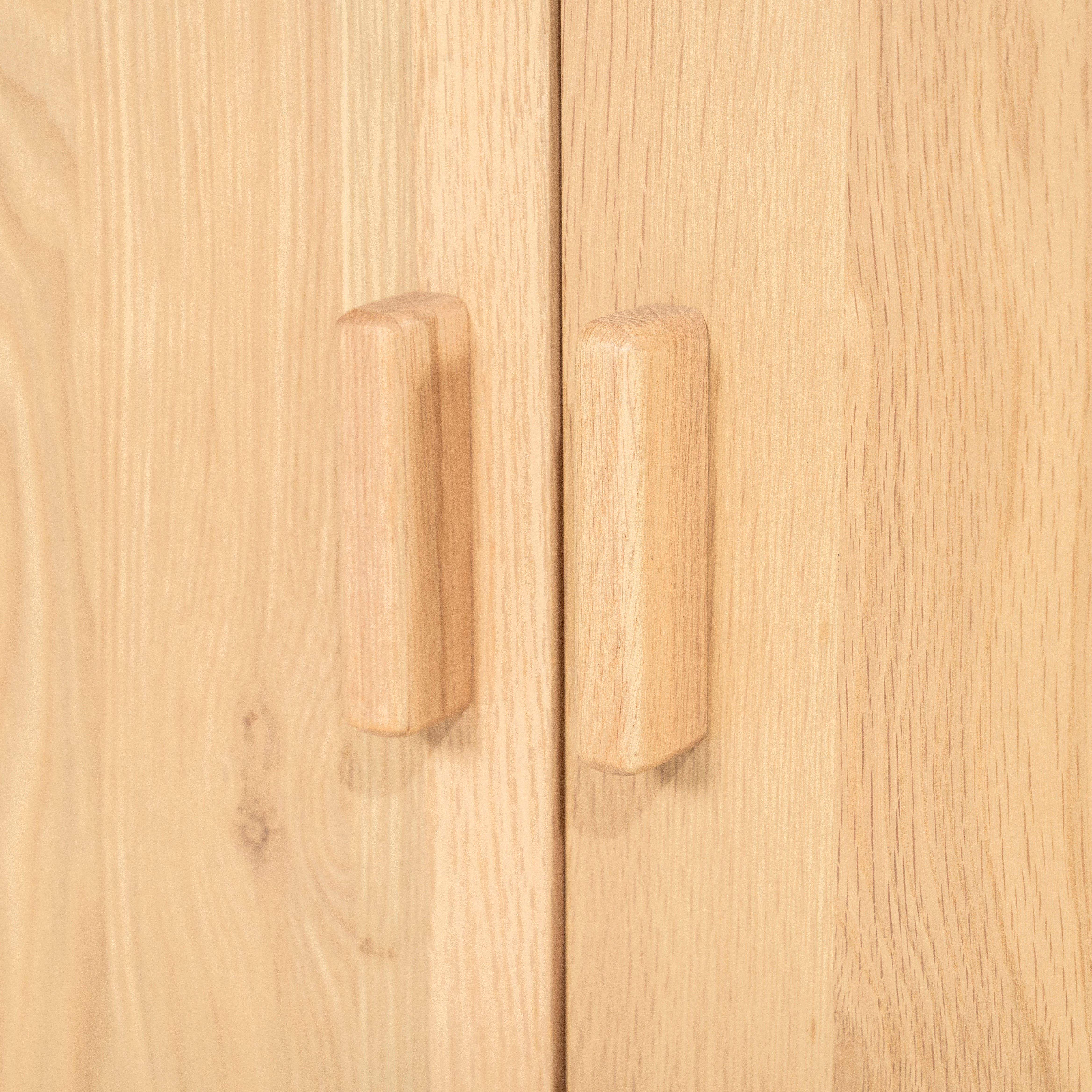 Televízna skrinka JOSH z dubového dreva