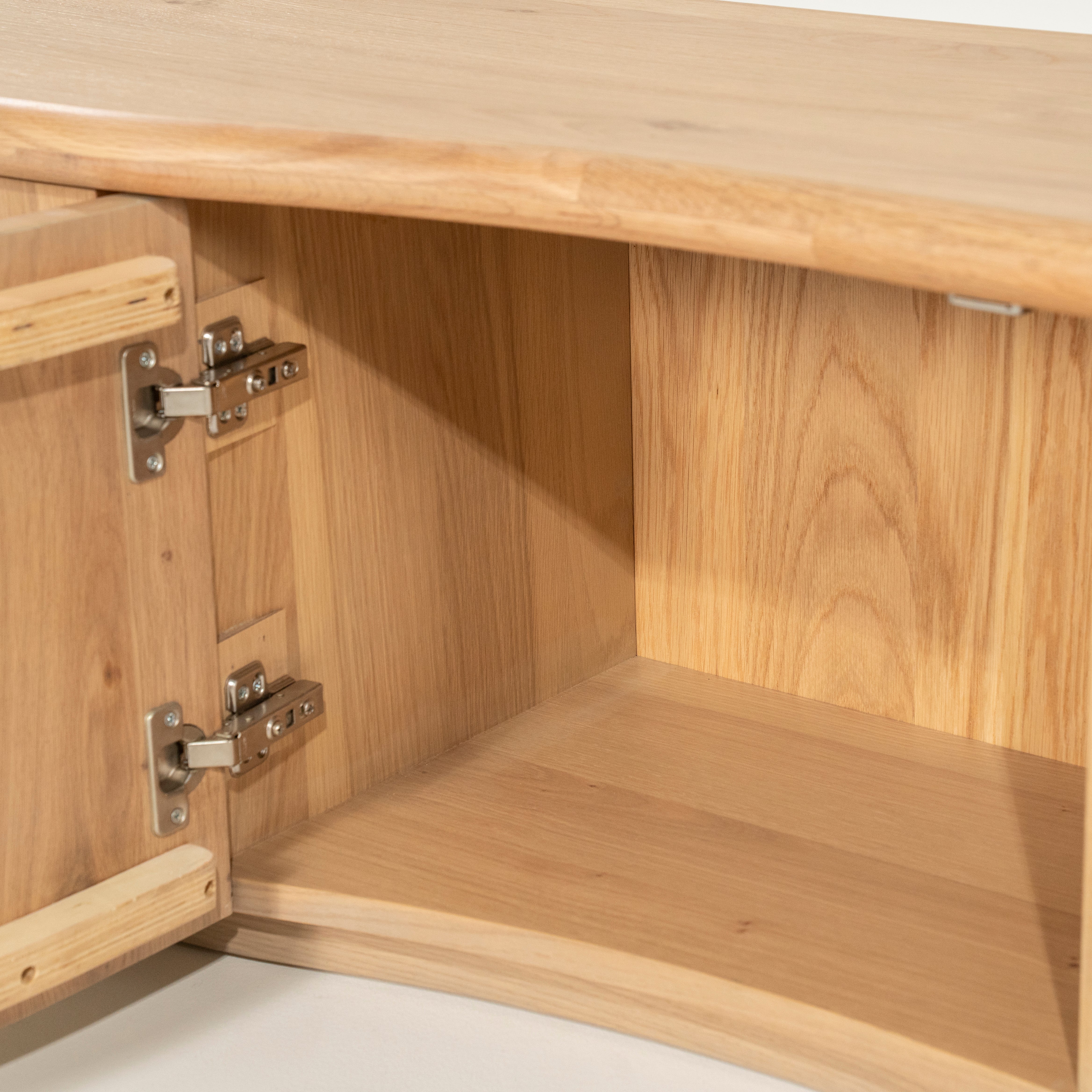 Televízna skrinka JOSH z dubového dreva