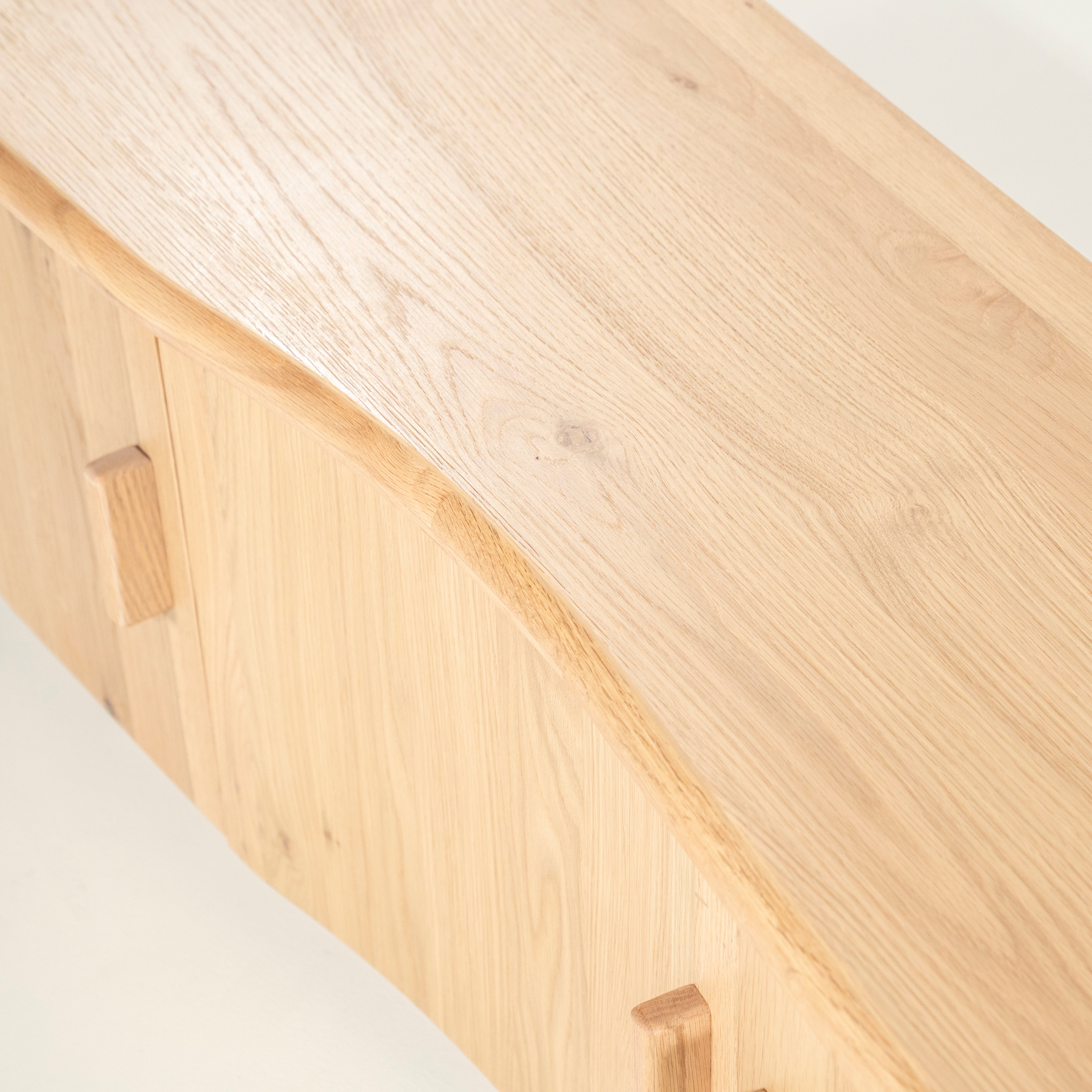 Televízna skrinka JOSH z dubového dreva