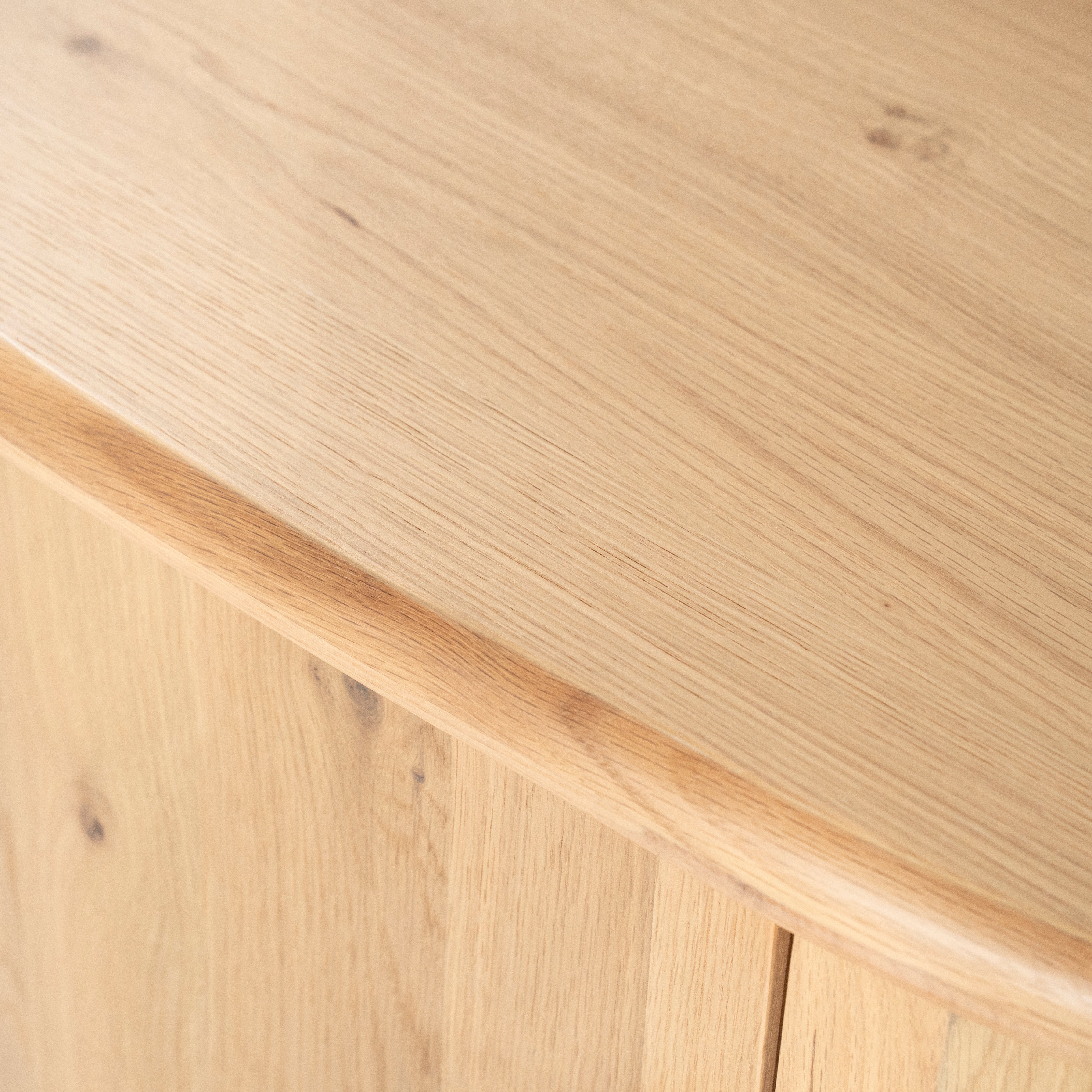 Televízna skrinka JOSH z dubového dreva