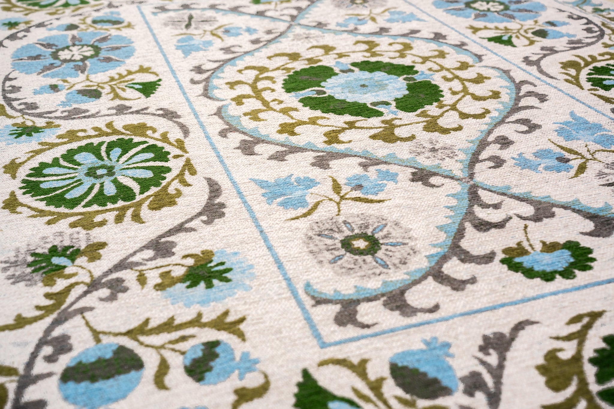 SUZANI SLAVIA rug broken white with green and blue