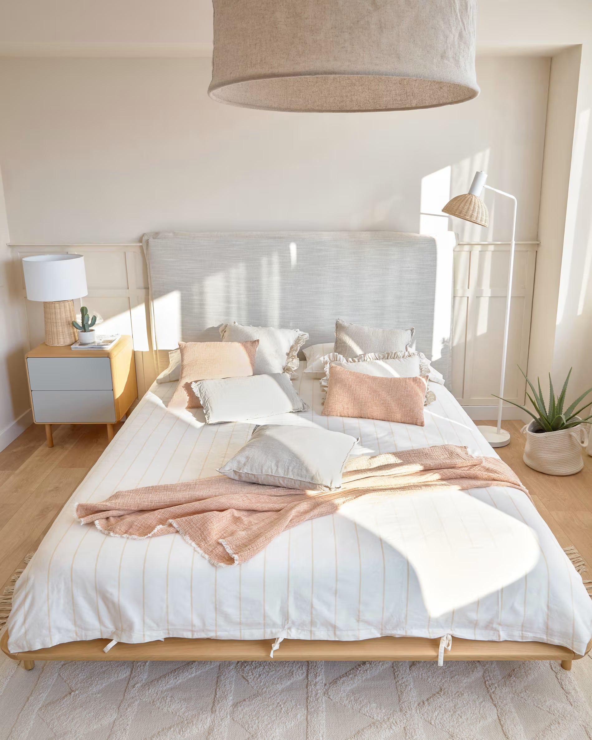 Nočná skrinka ANIELLE svetlosivá s drevom