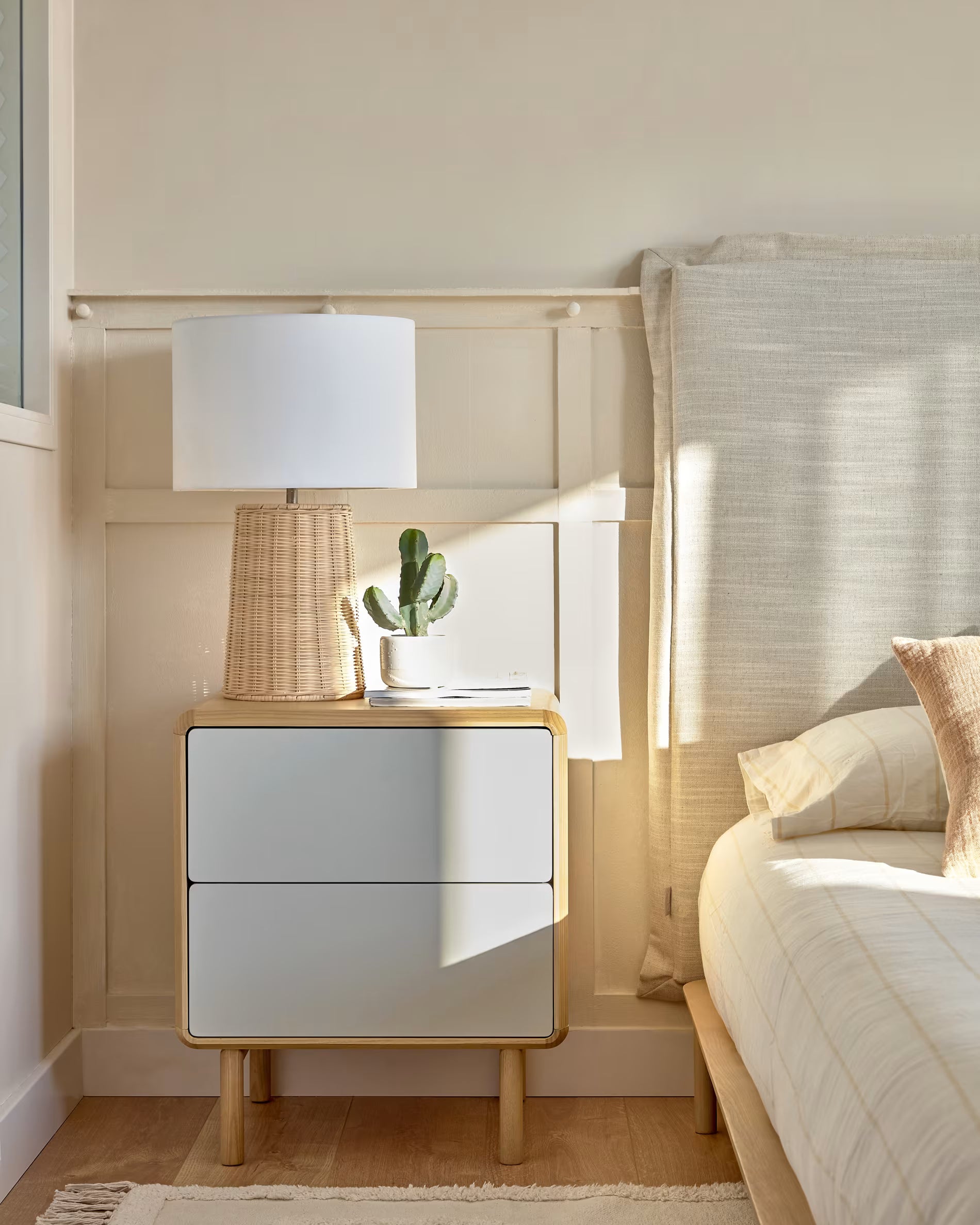 Nočná skrinka ANIELLE svetlosivá s drevom