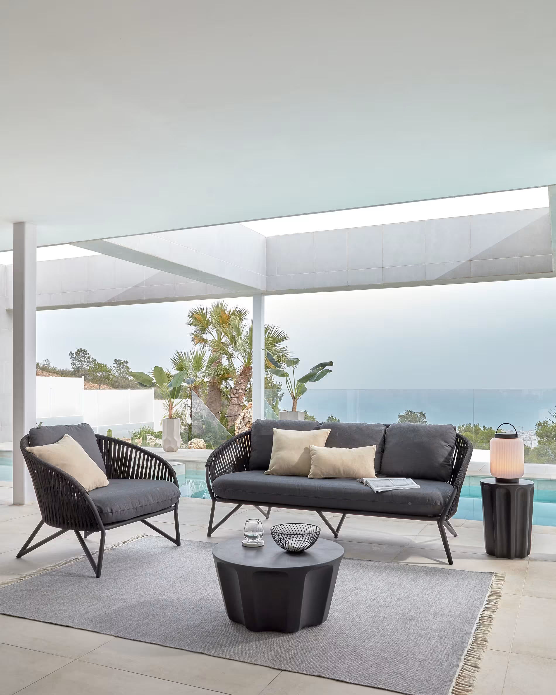 Záhradný stolík VILANDRA čierny