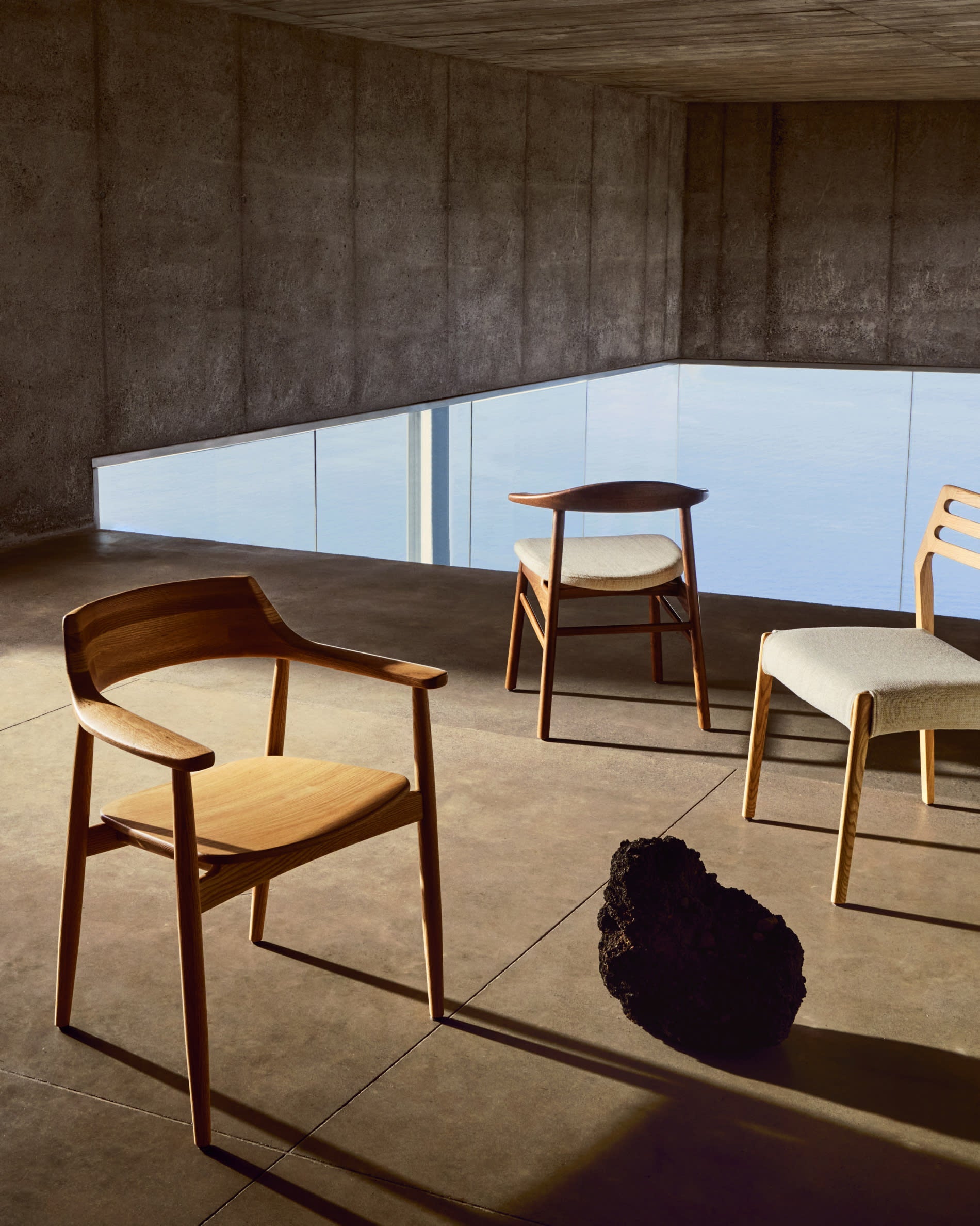 Stolička TIMONS béžový šenil s dubovým podstavcom