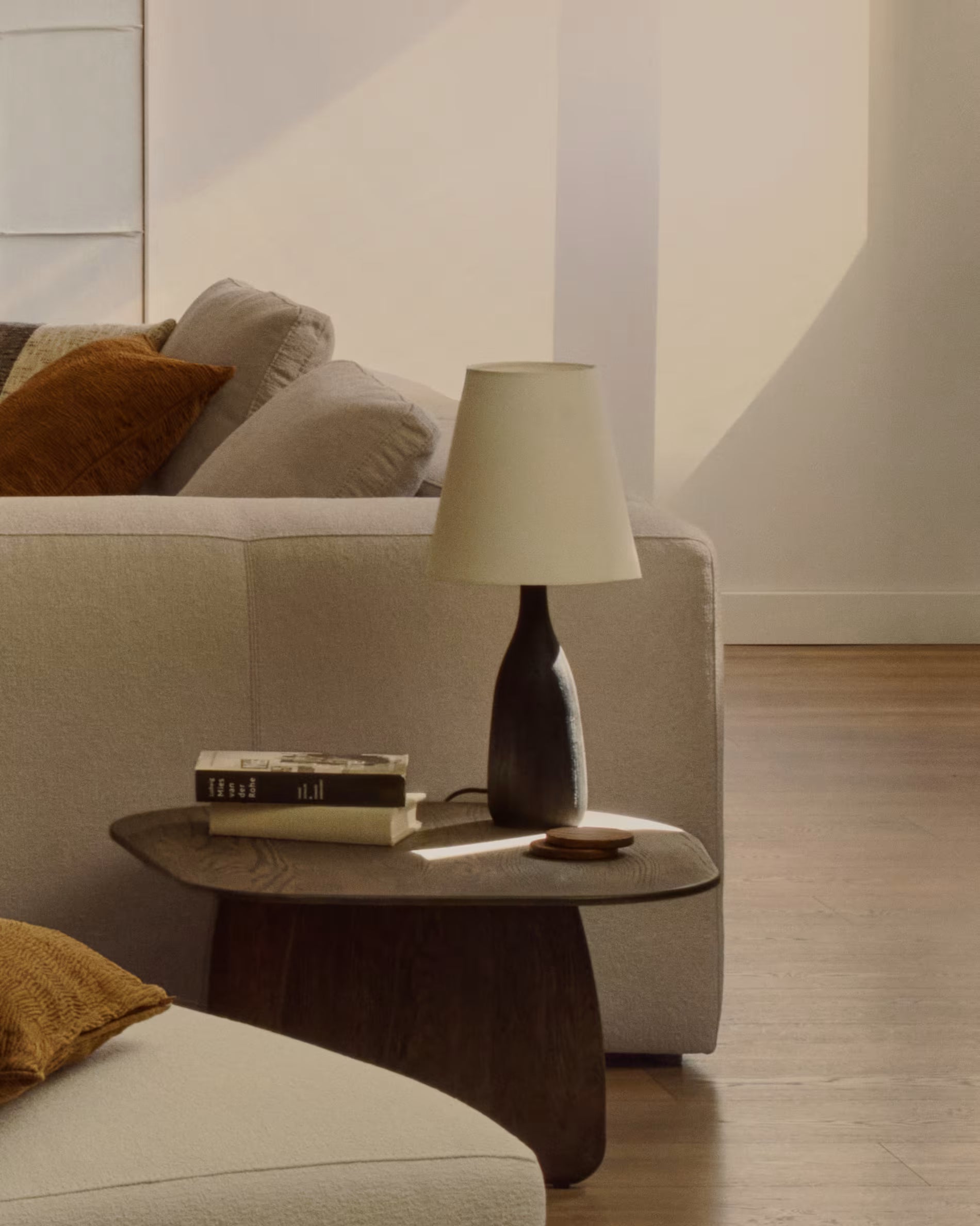 Stolná lampa LUVIA krémový tienidlo s čiernym podstavcom