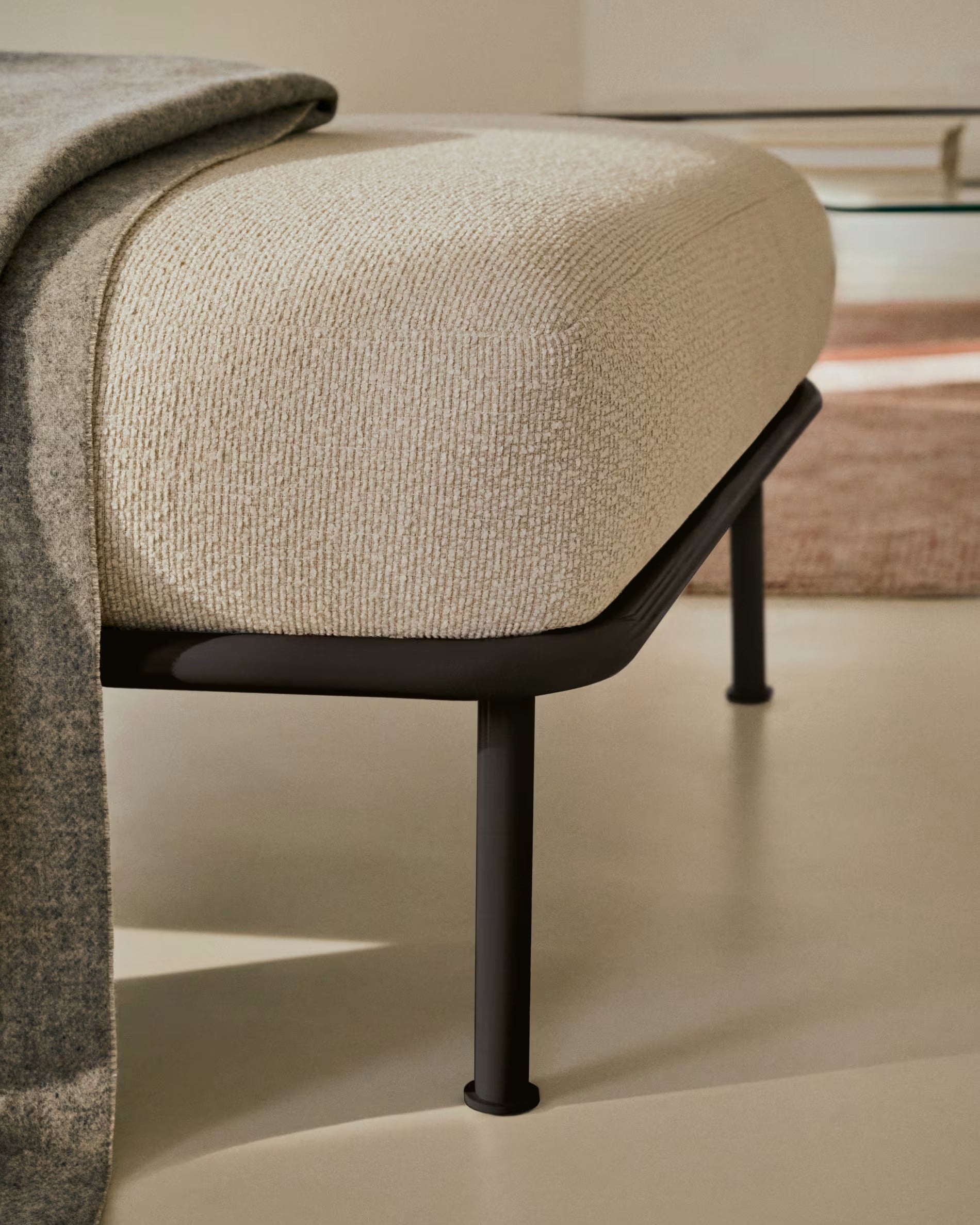 Podnožník AURUM ecru szenil s tmavosivým podstavcom