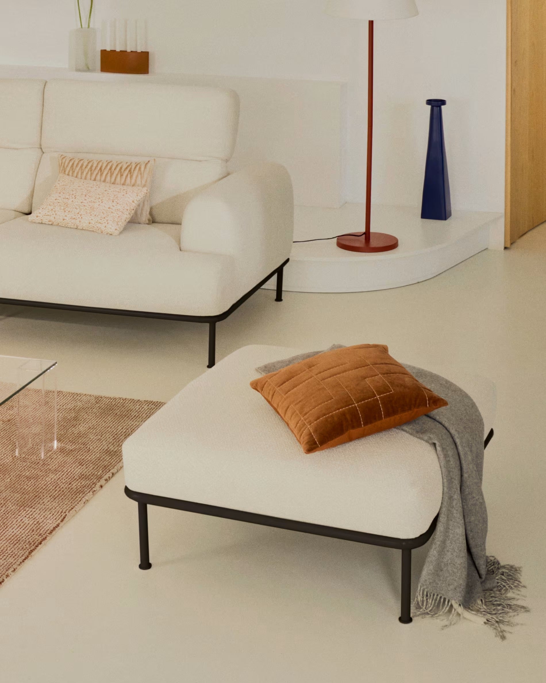 Podnožník AURUM ecru szenil s tmavosivým podstavcom