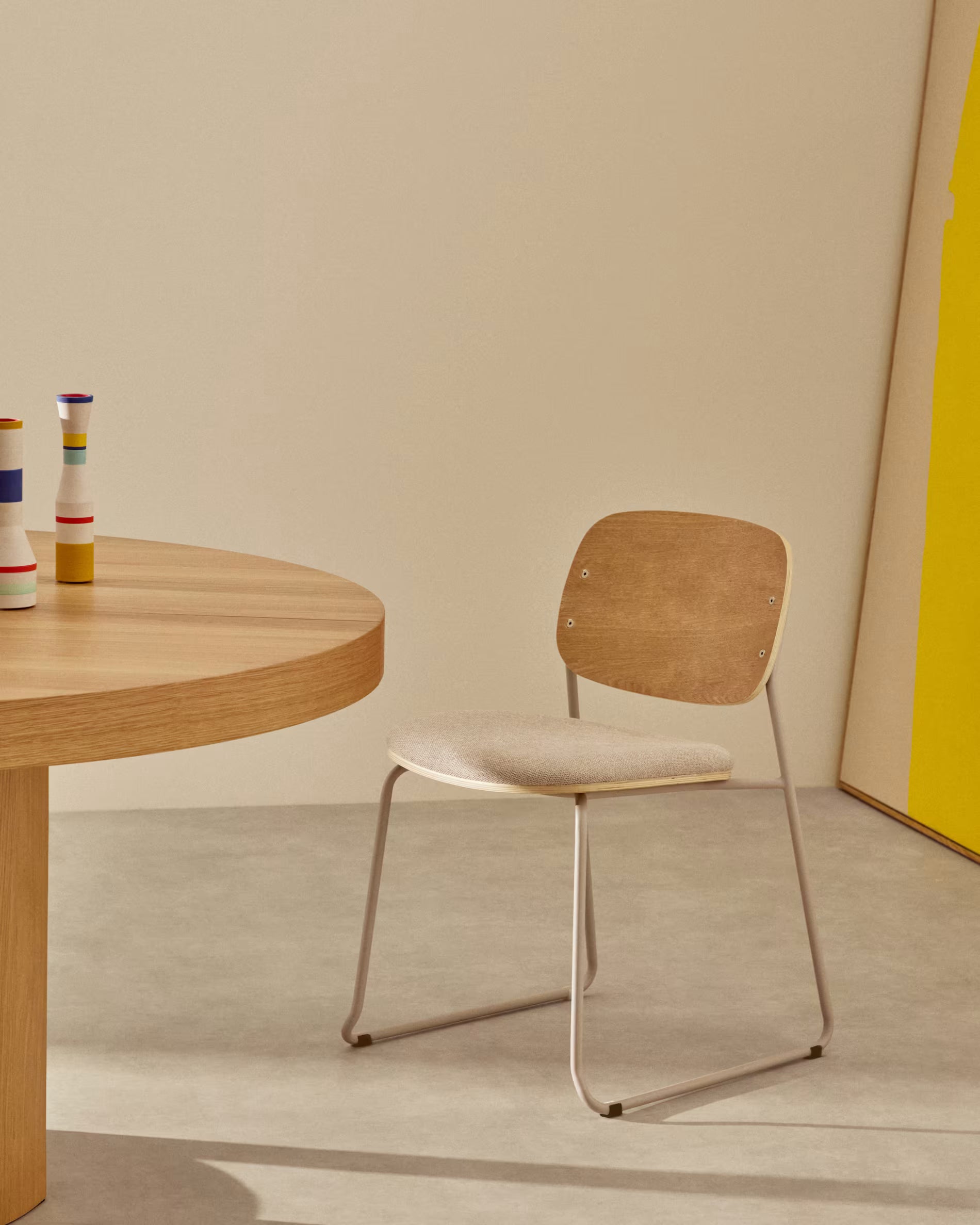 Stolička MELI z topoľovej preglejky s béžovým šenilovým sedadlom