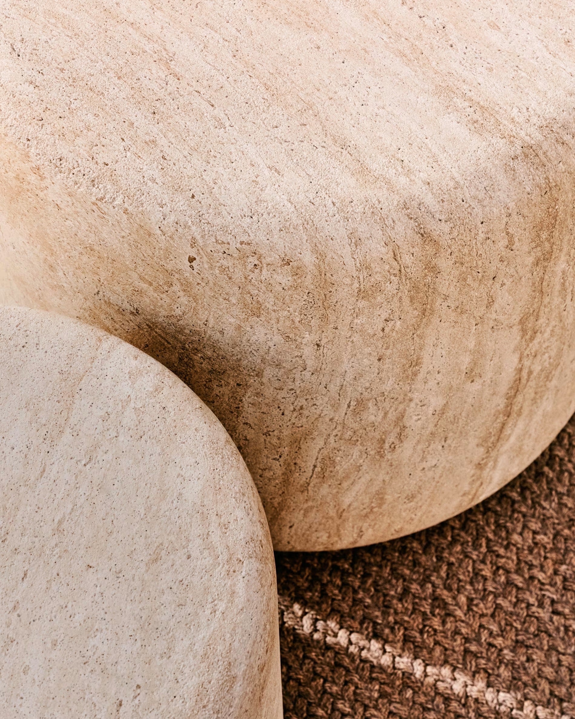 Záhradný stolík DRASI cement s imitáciou travertínu