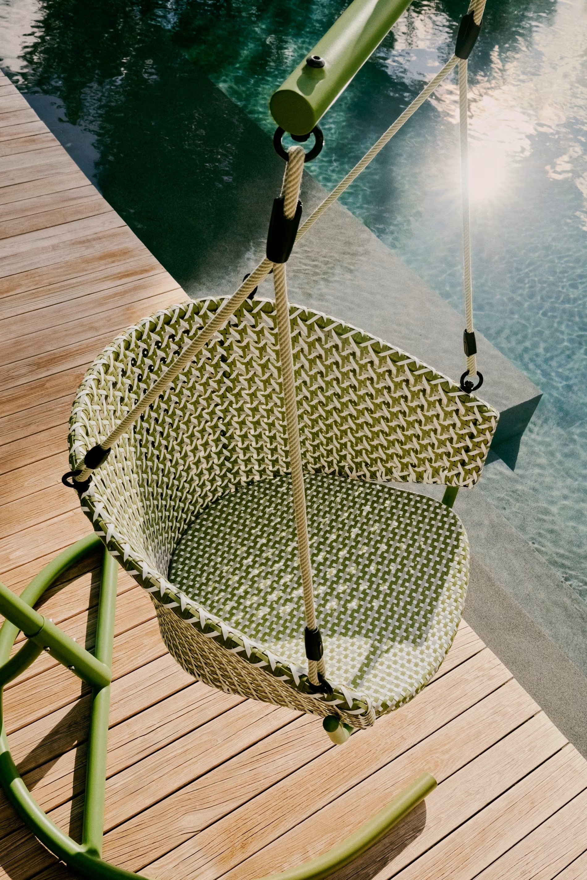 Suspended Saliga Green armchair