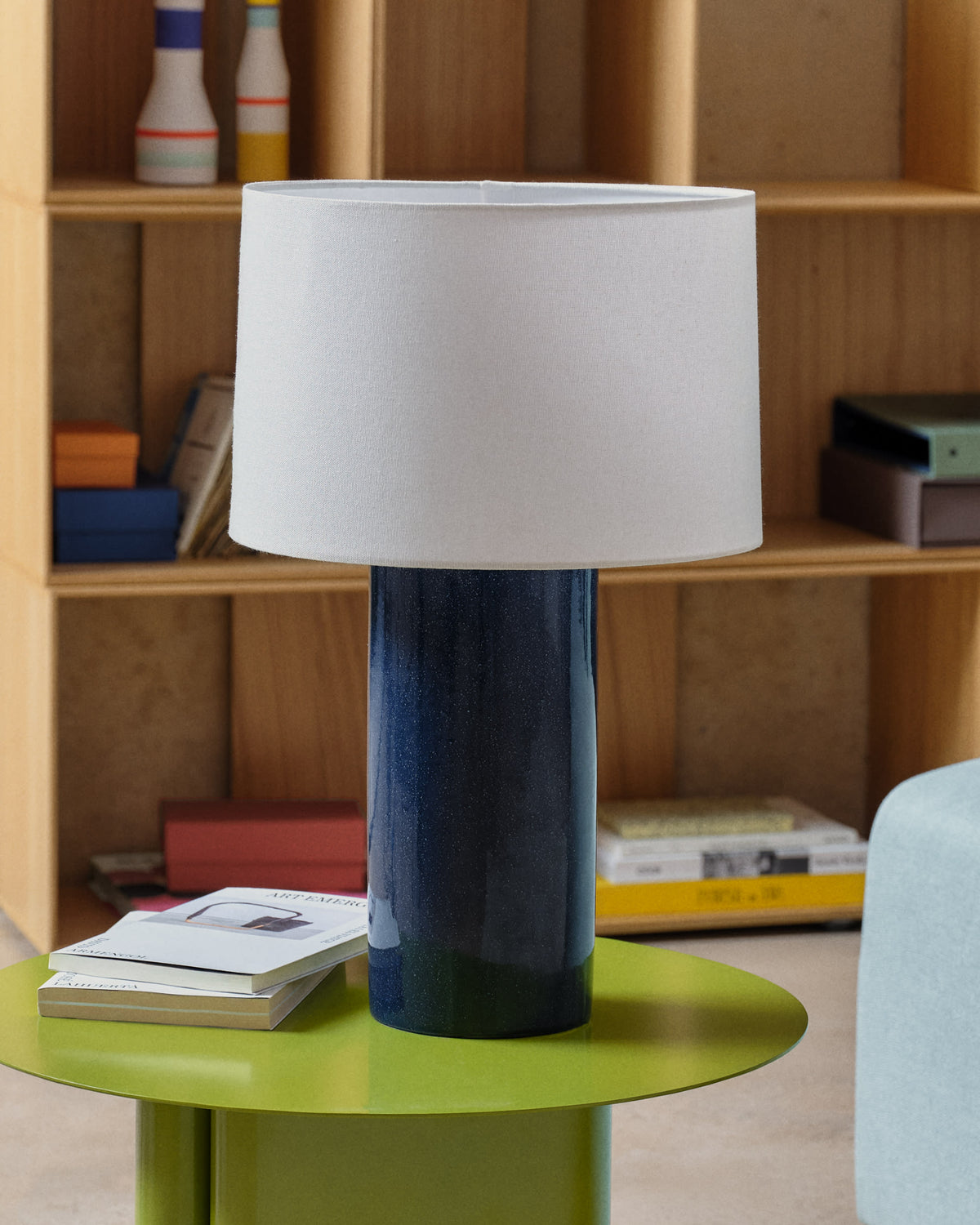 Lampa stołowa TONERIC niebieski ceramika z bawełnianym abażurem – ujęcie 2