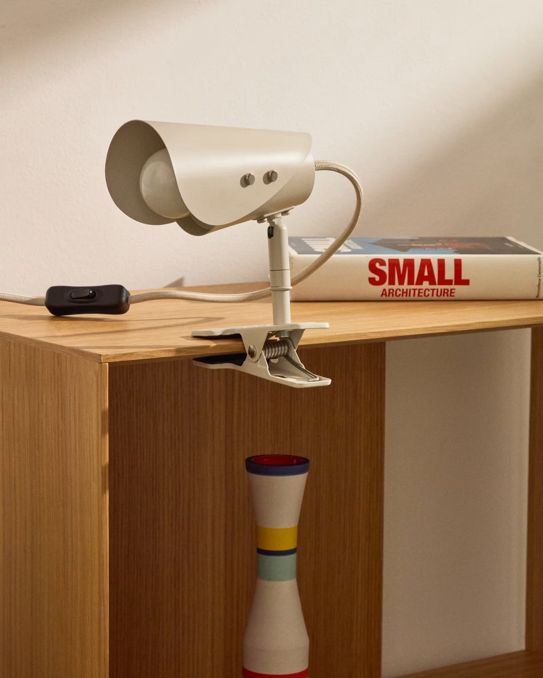 Stolná lampa s klipom JULA šedá