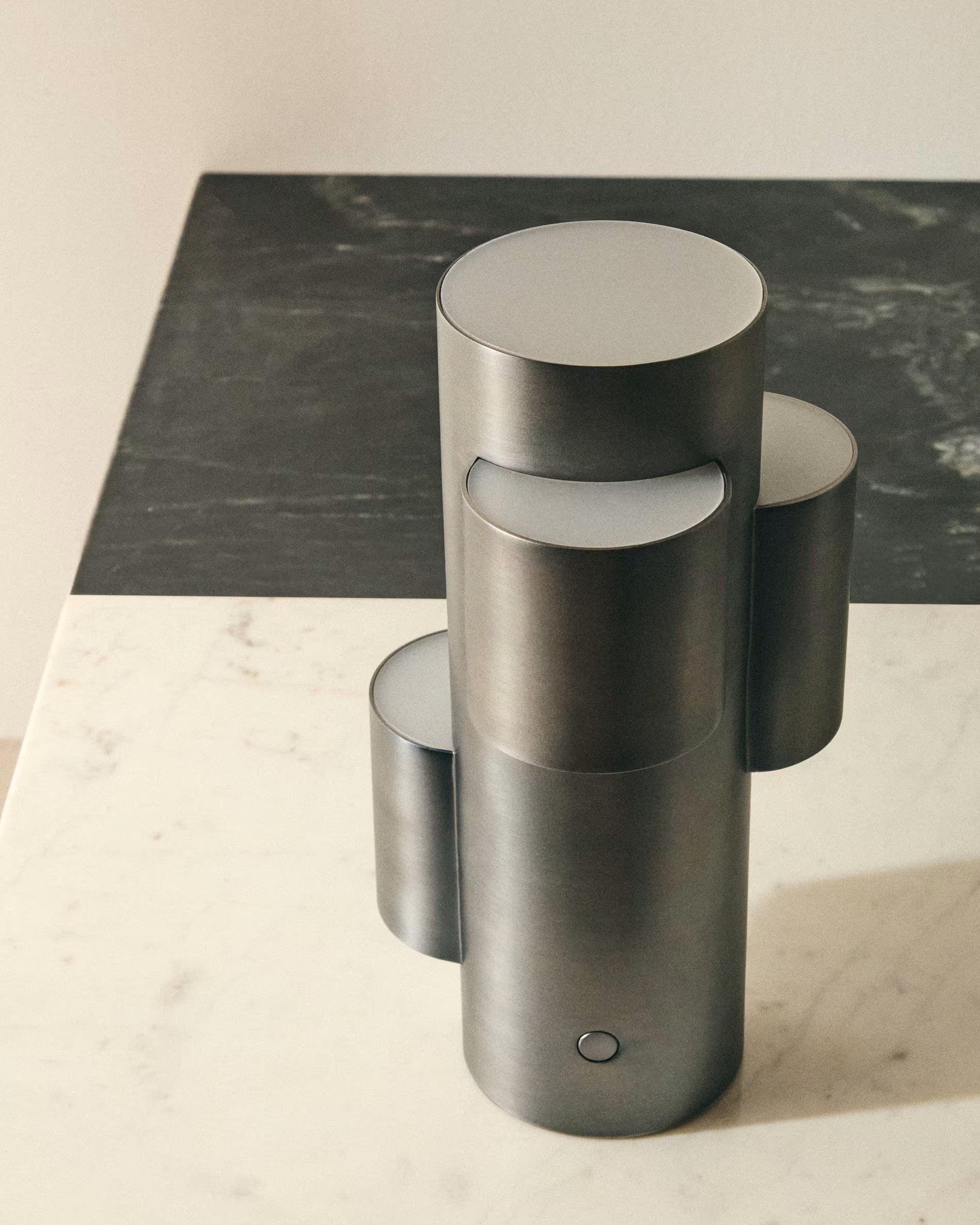 Prenosná lampa ADRINA tmavosivá brúsený kov