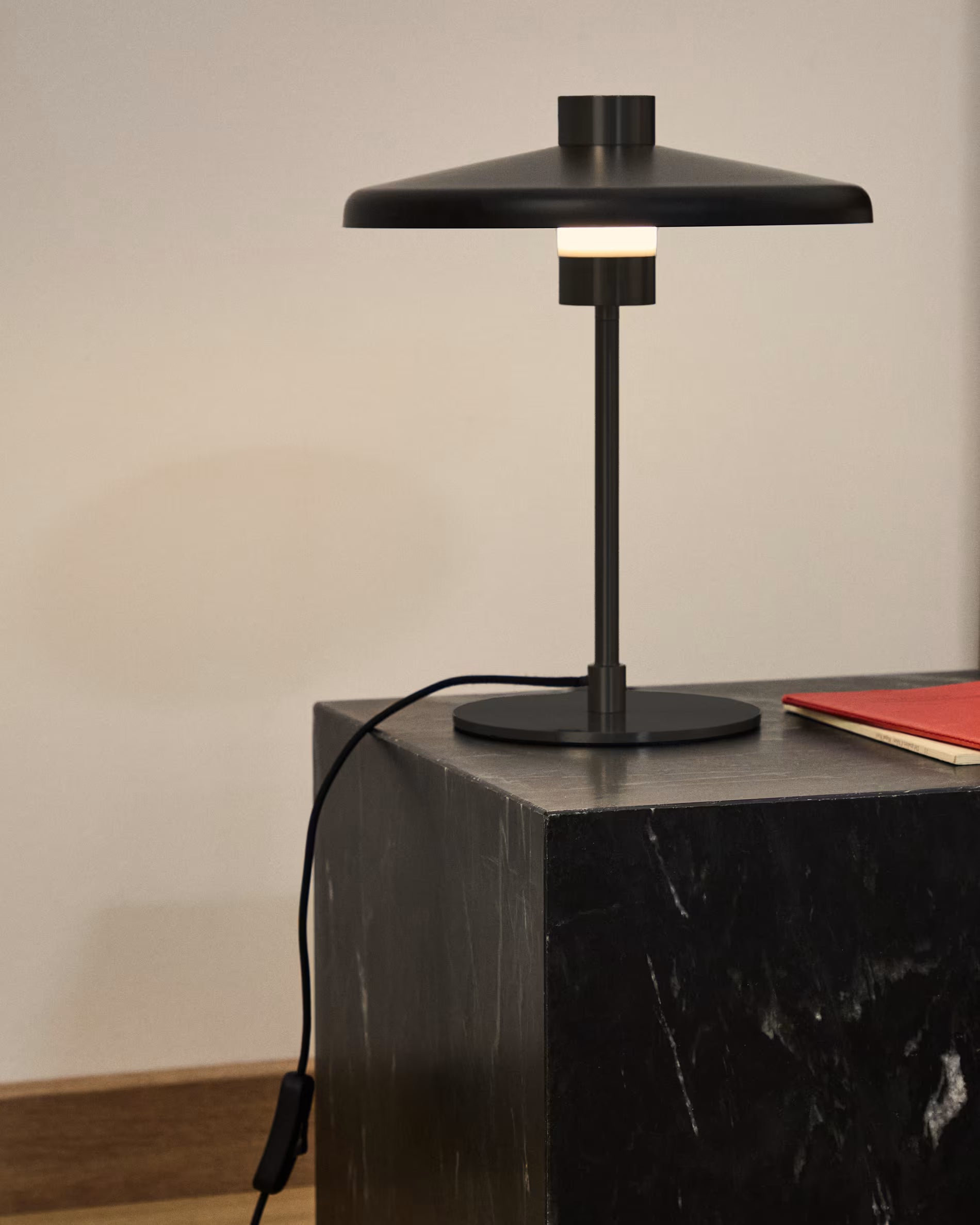 NUVIRA Black Table Lamp