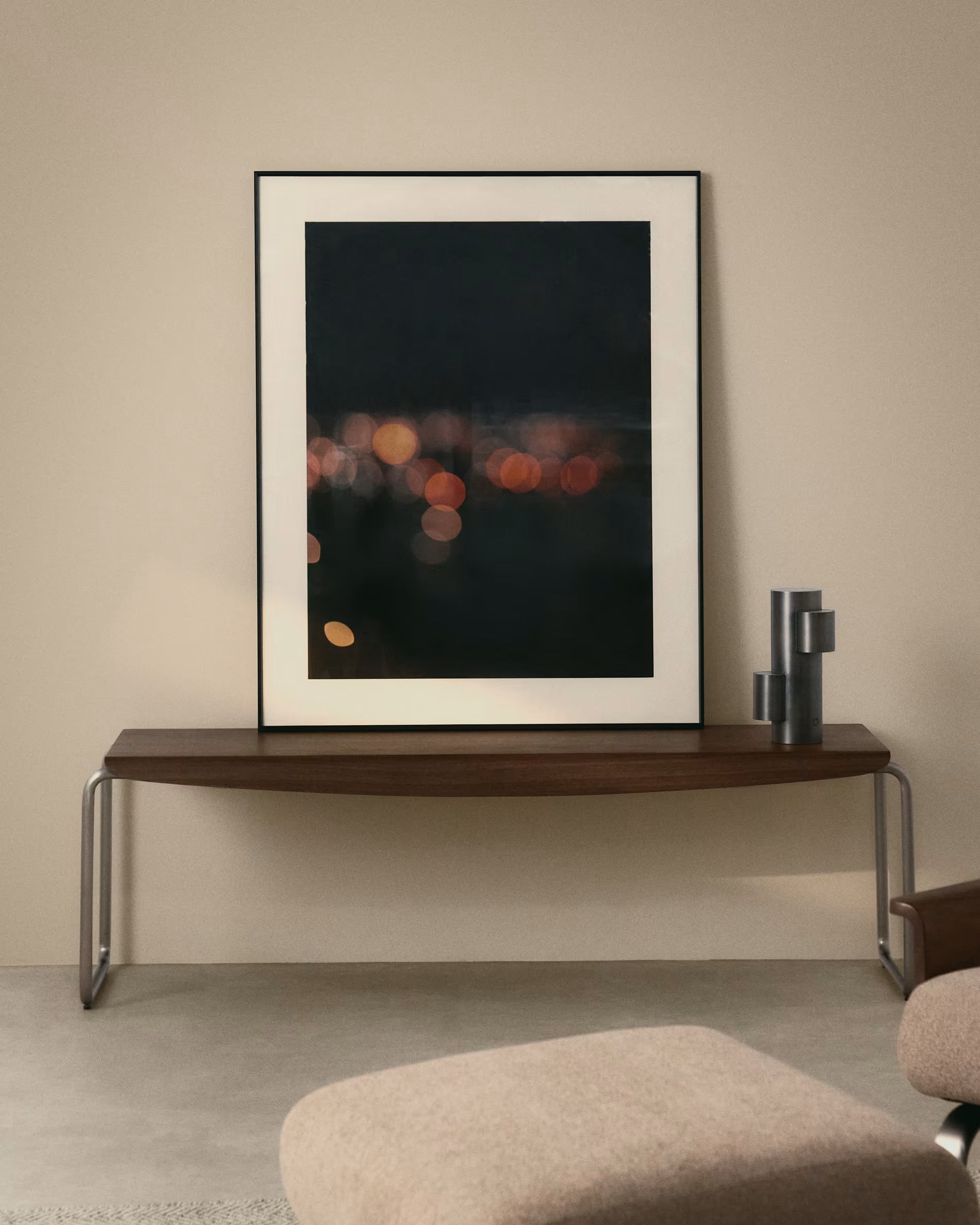 Lavica TARSEL tmavohnedý orechový dyha so železnou základňou