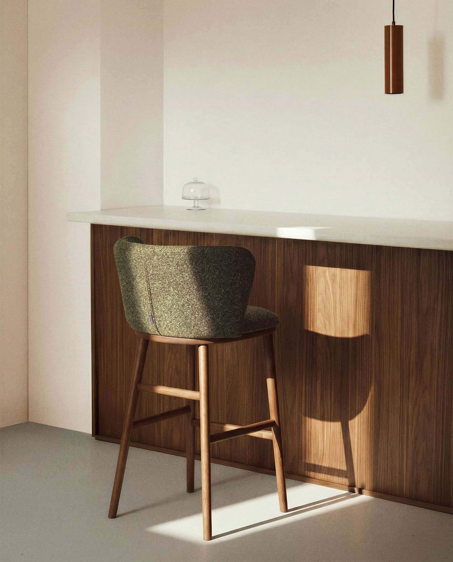 Barová stolička CISELIA tmavozelený šenil s tmavým jaseňovým podstavcom