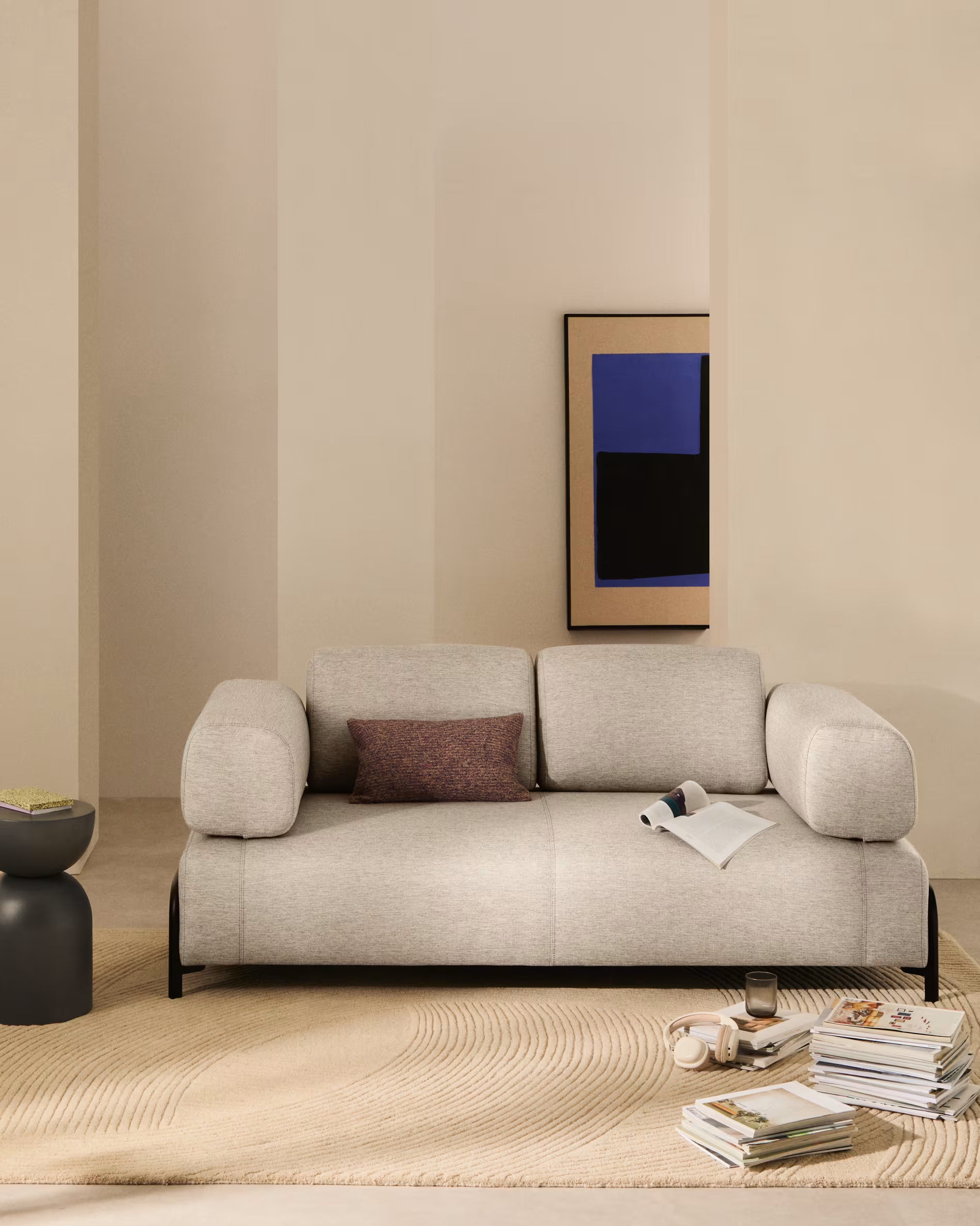 Sofa pre 2 osoby s opierkami COMPO šedobéžová s čiernym podstavcom