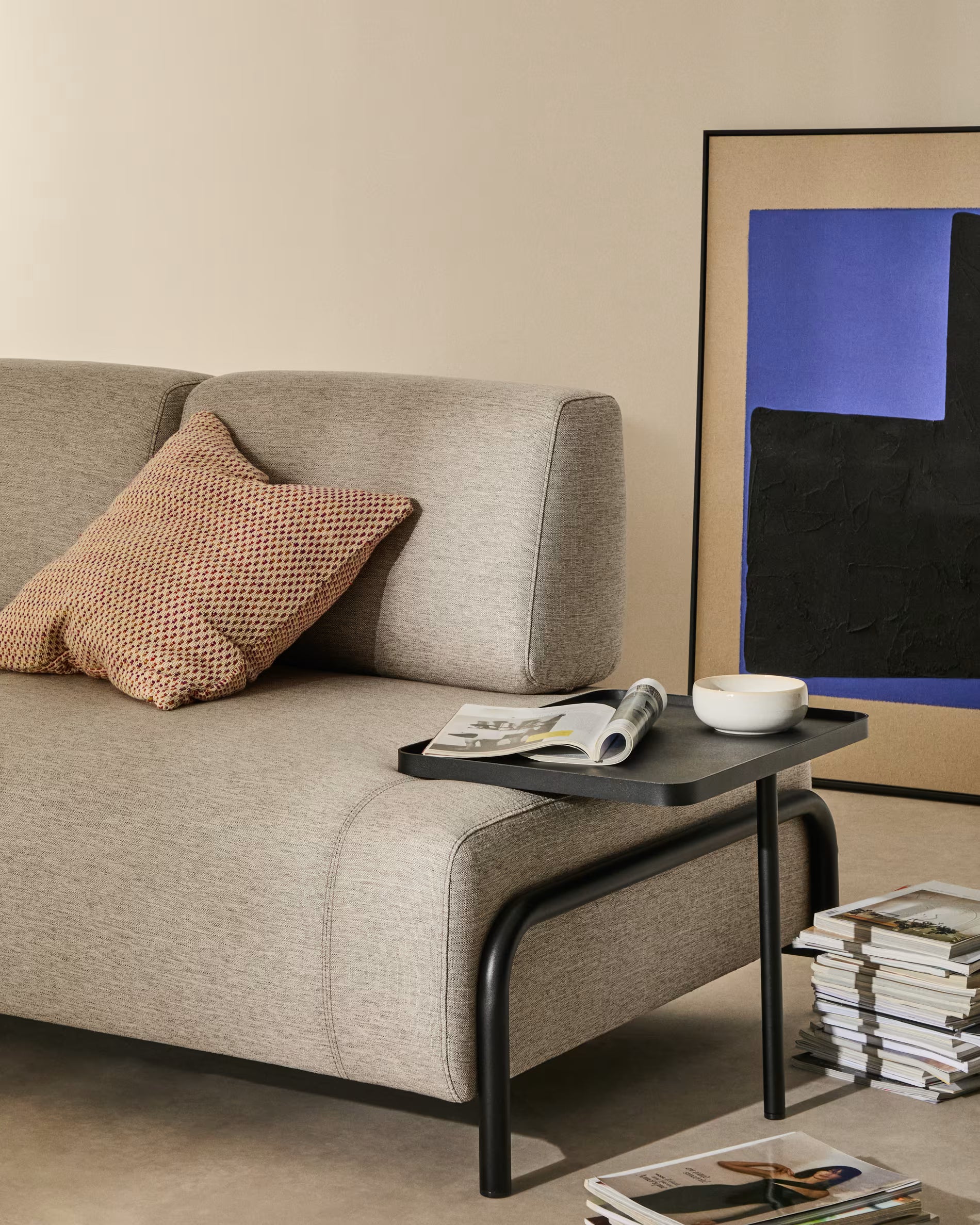 Sofa 2-osobová ľavostranná s poličkou COMPO šedobéžová s čiernym podstavcom