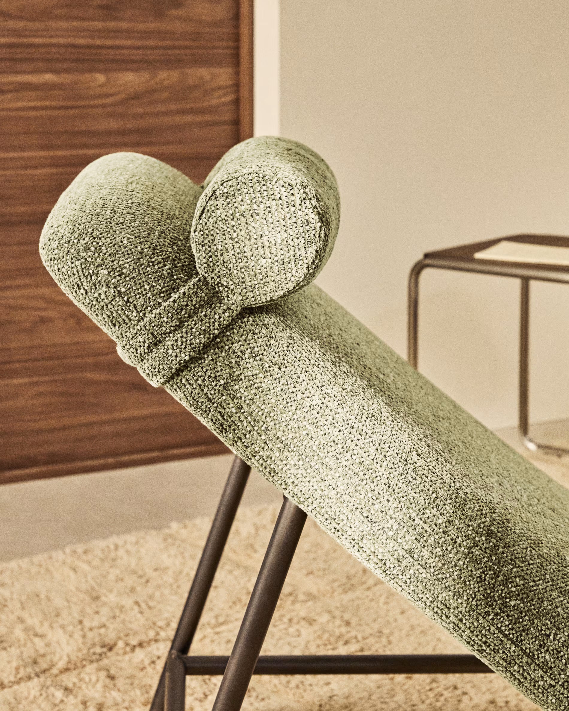 Szezlong OSLA jasne zelený s čiernym podstavcom