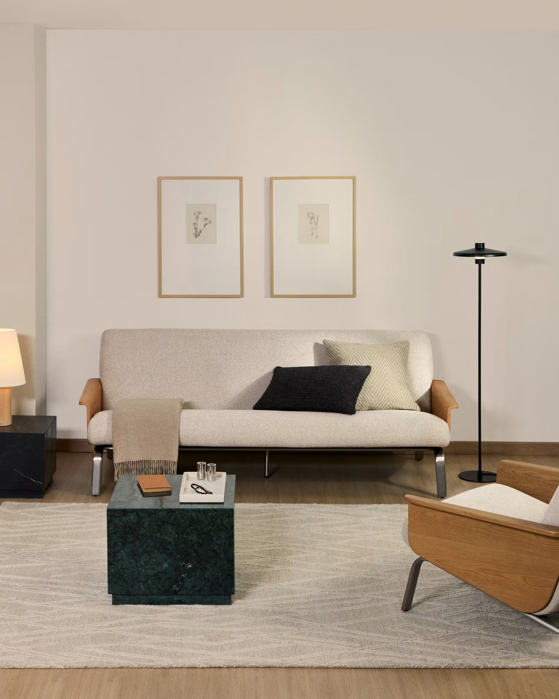 Sofa 3-osobová AMSEN béžová so dubovou preglejkou a oceľovým podstavcom