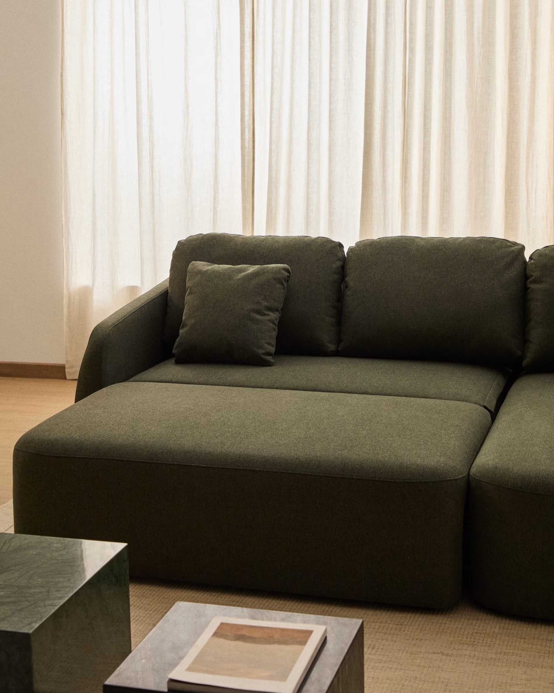 Pravostranný rohový trojmiestny gauč s funkciou spania LAIRA tmavozelený