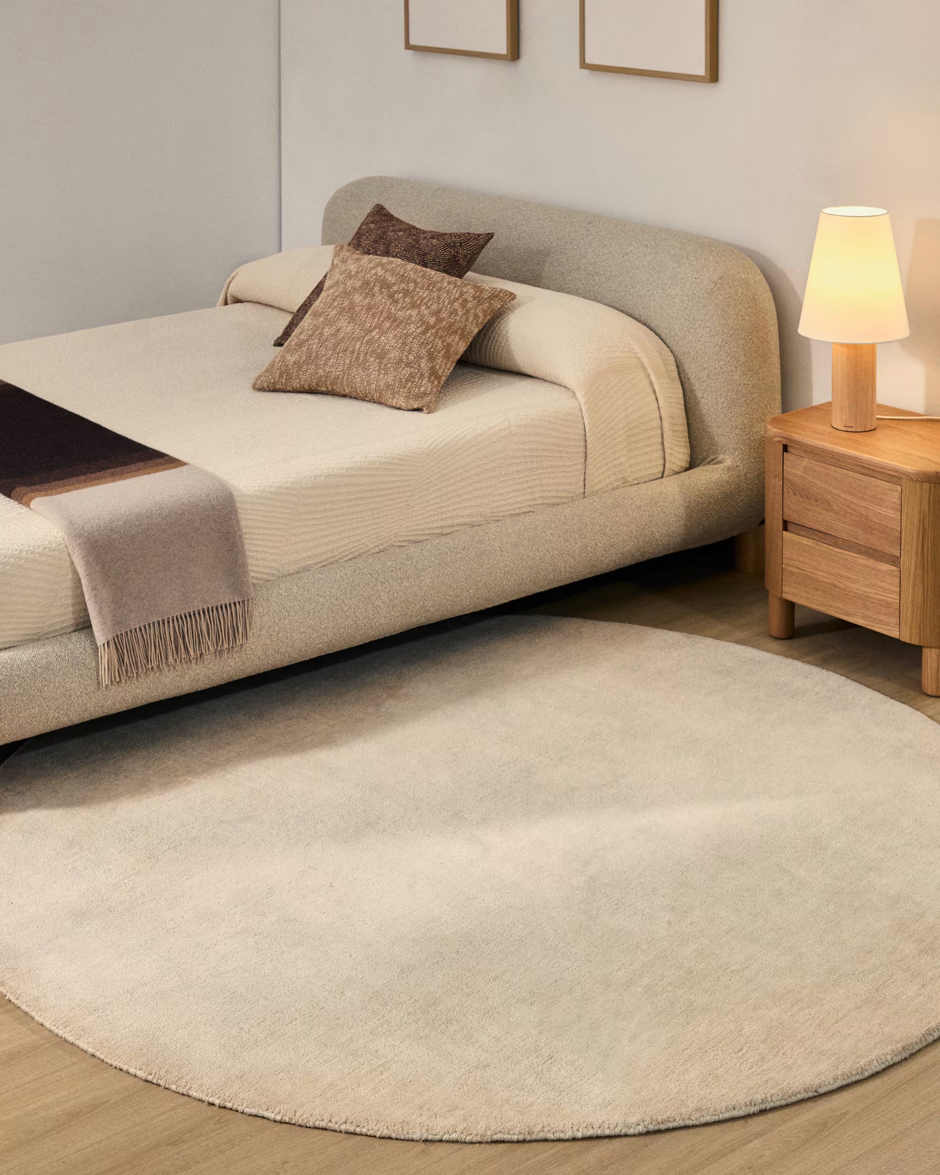 Beige round rug EMPURIES