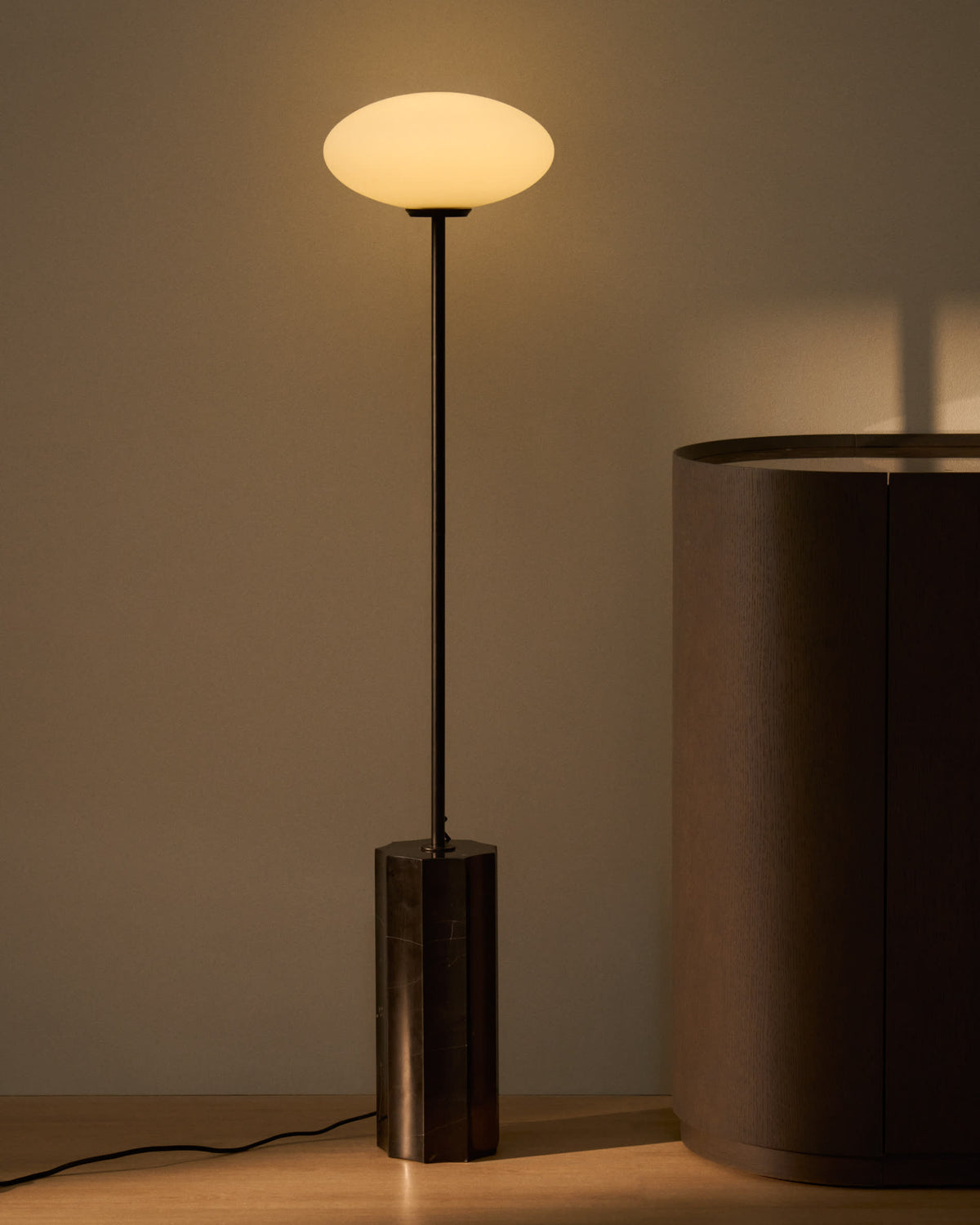 Lampa podłogowa IDELA czarny marmur i przydymione szkło – ujęcie 2
