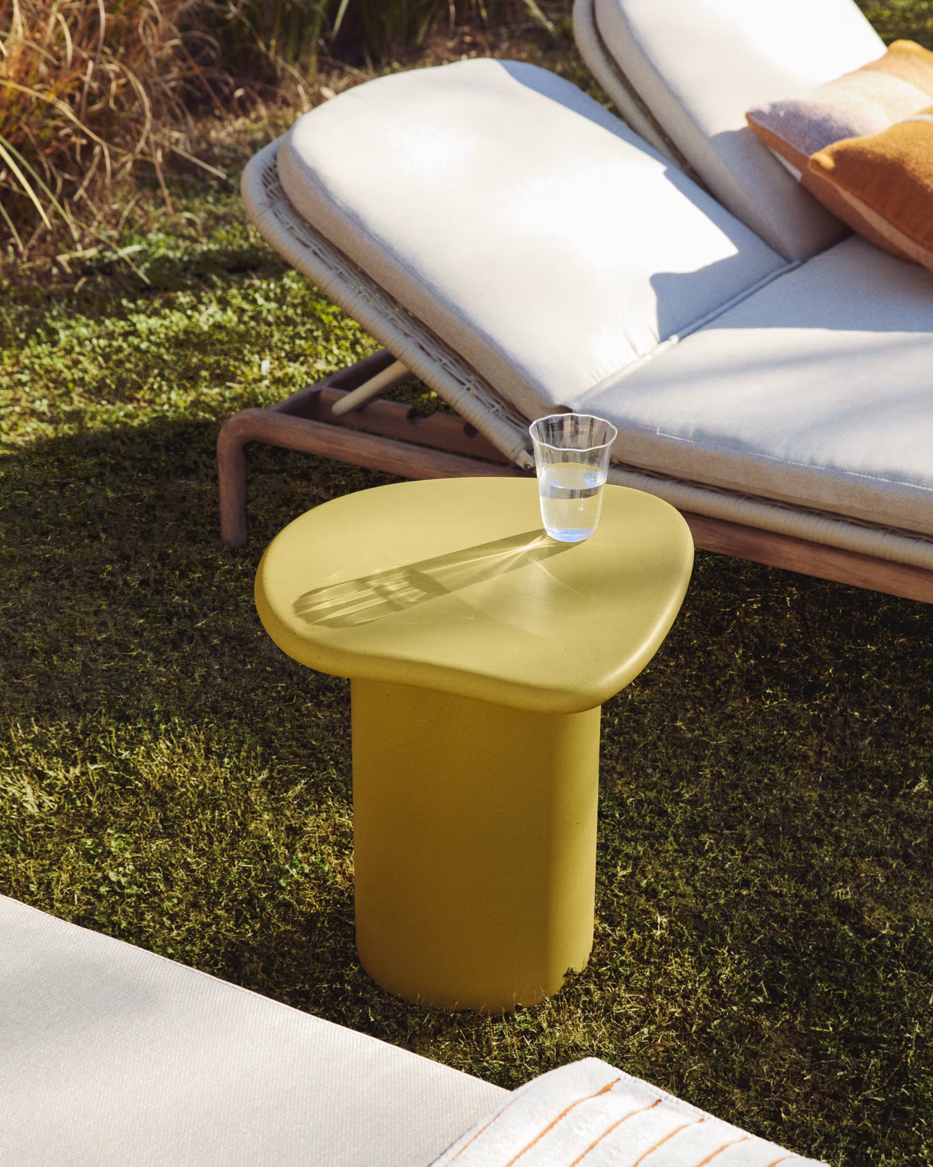 MACARELLA mustard outdoor side table cement