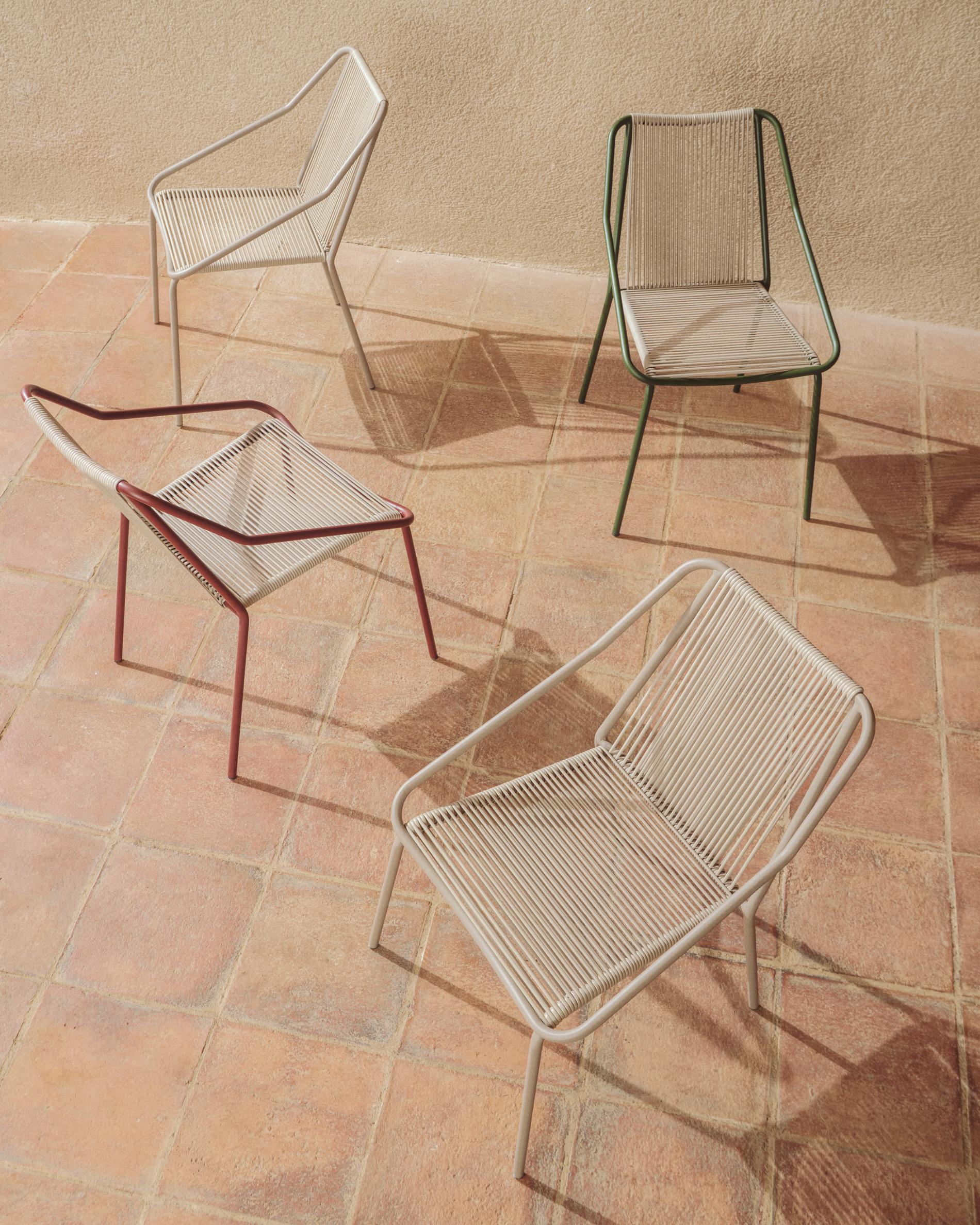 Záhradná stolička ZIVIA ecru s bordovou základňou