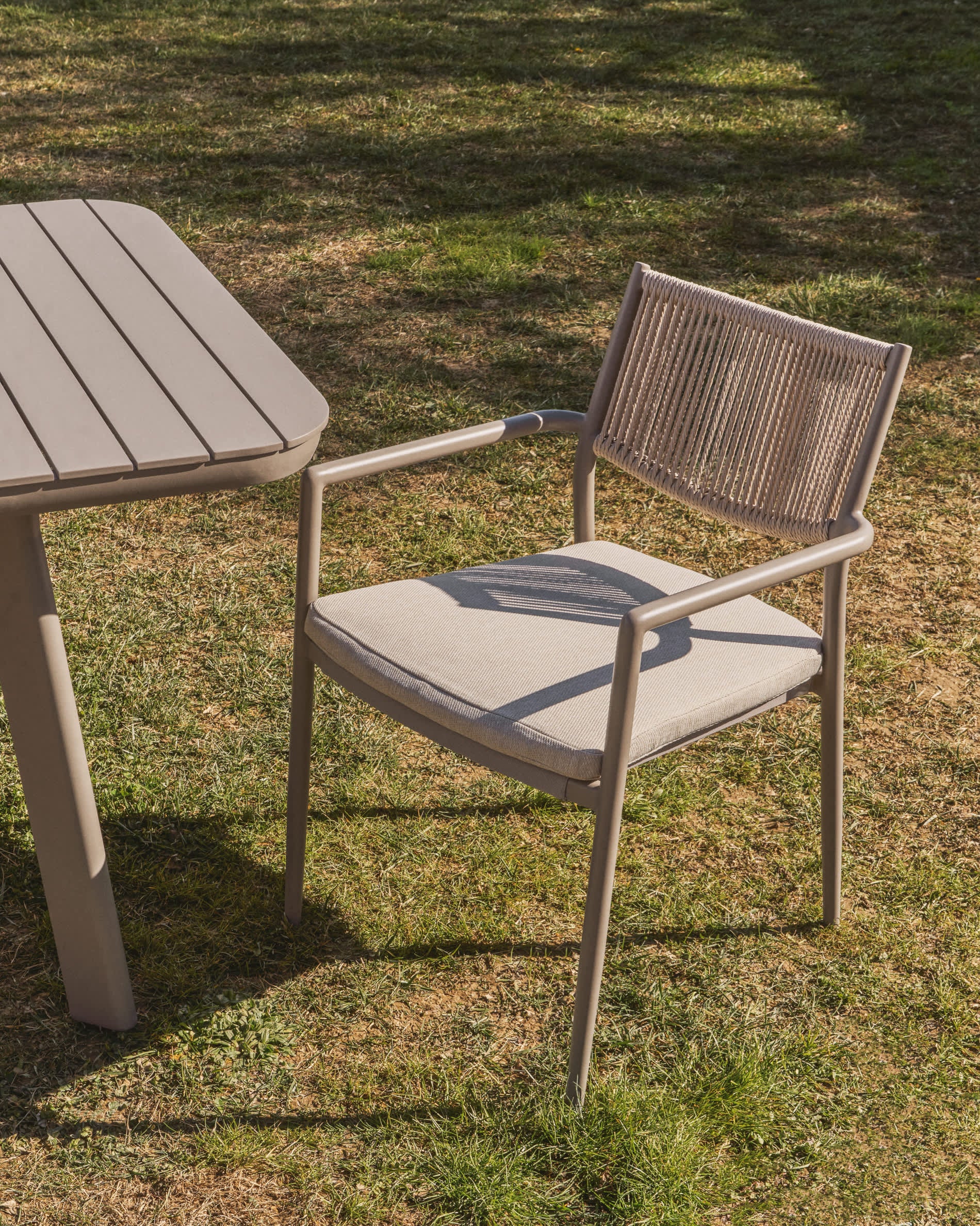 Záhradná stolička ARGASI šedobéžová