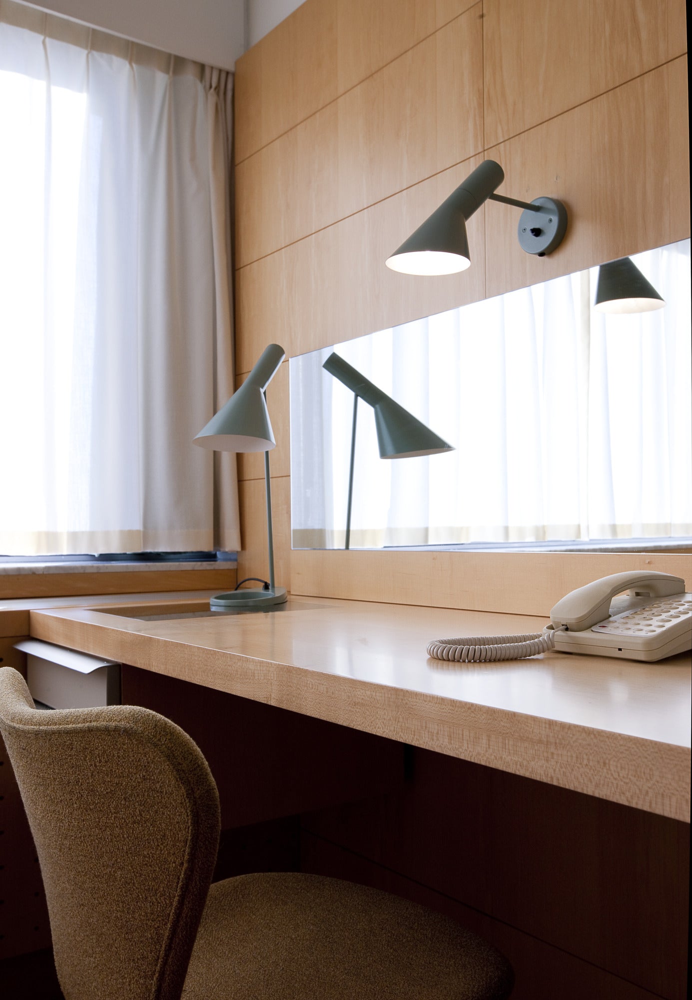 Nástenná lampa AJ teplá šedá