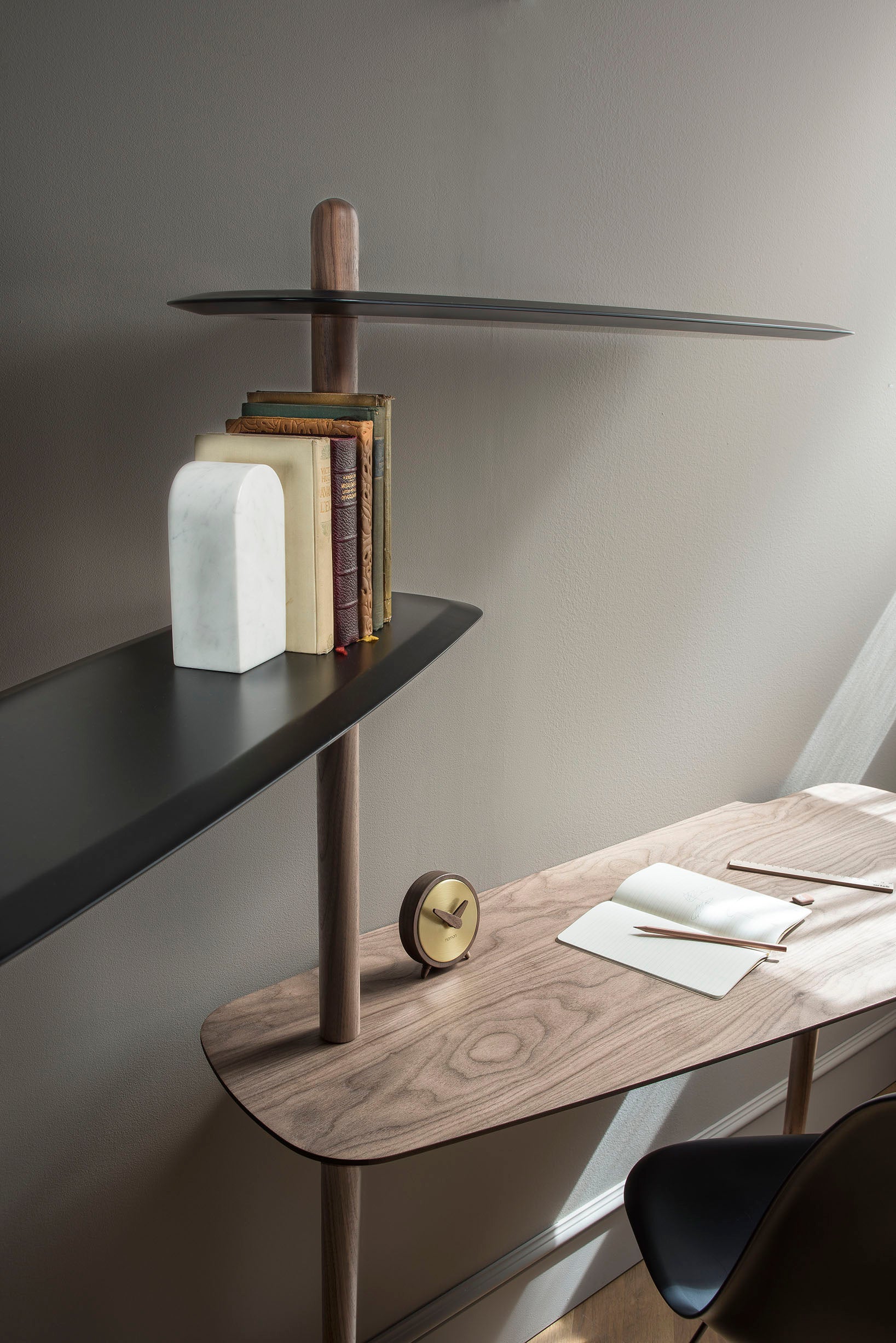 Stolový hodiny ATOMO orechové drevo s mosadzným povrchom