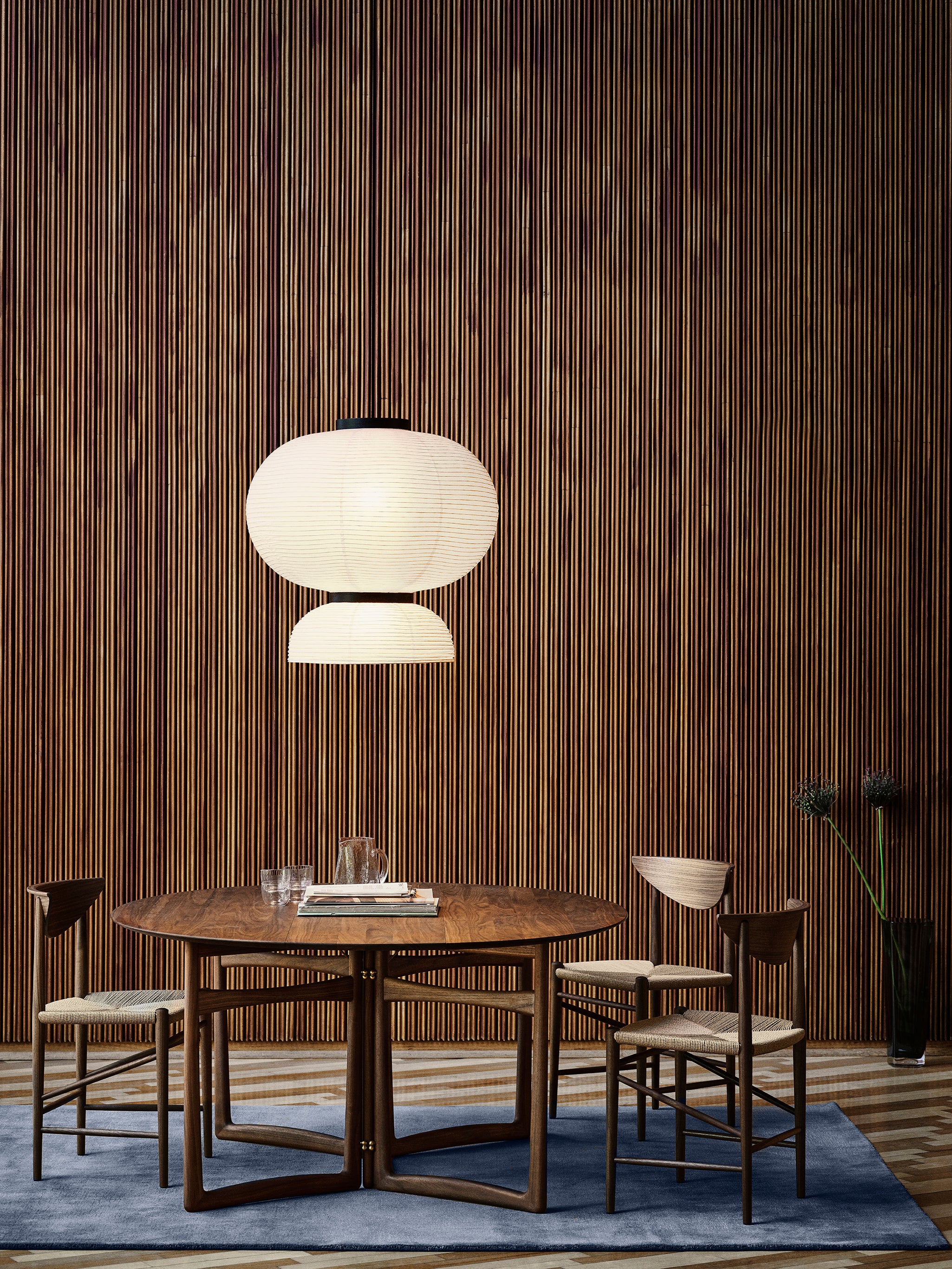 Lampa visiacá FORMAKAMI JH5 s bielym papierovým tienidlom a čiernym dubovým povrchom.