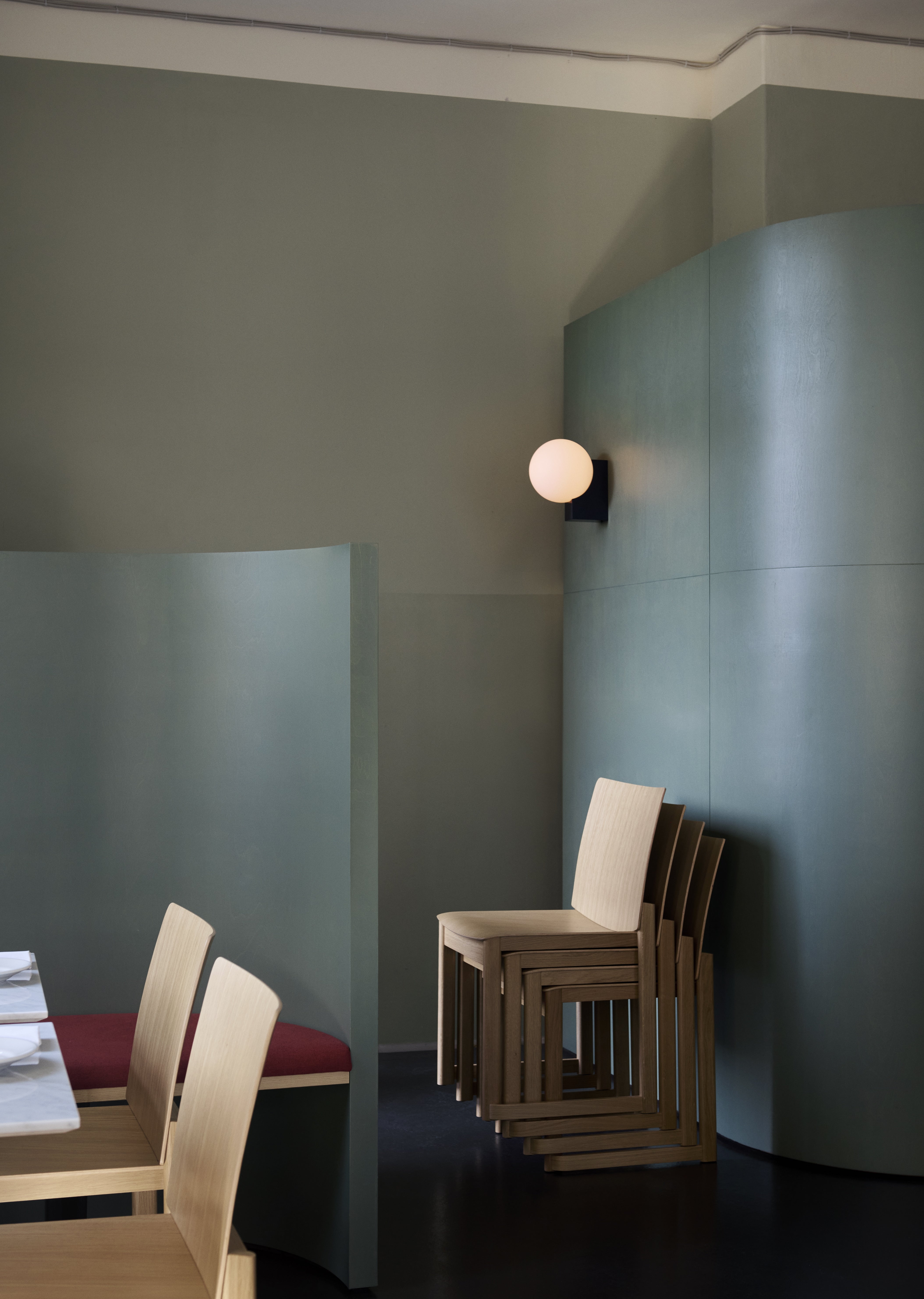 Nástenná lampa JOURNEY SH2 so skleneným tienidlo a čiernym podstavcom