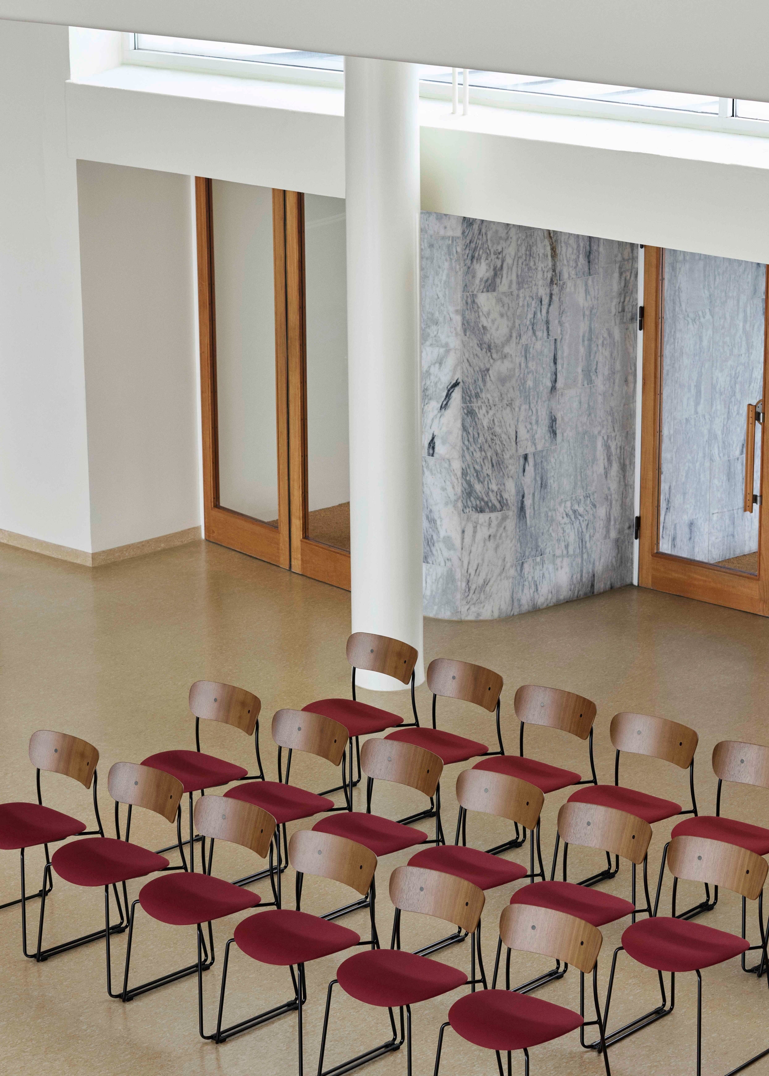 Fotel s podrúčkami PAVILION AV5 lakovaný dub s čiernym podstavcom