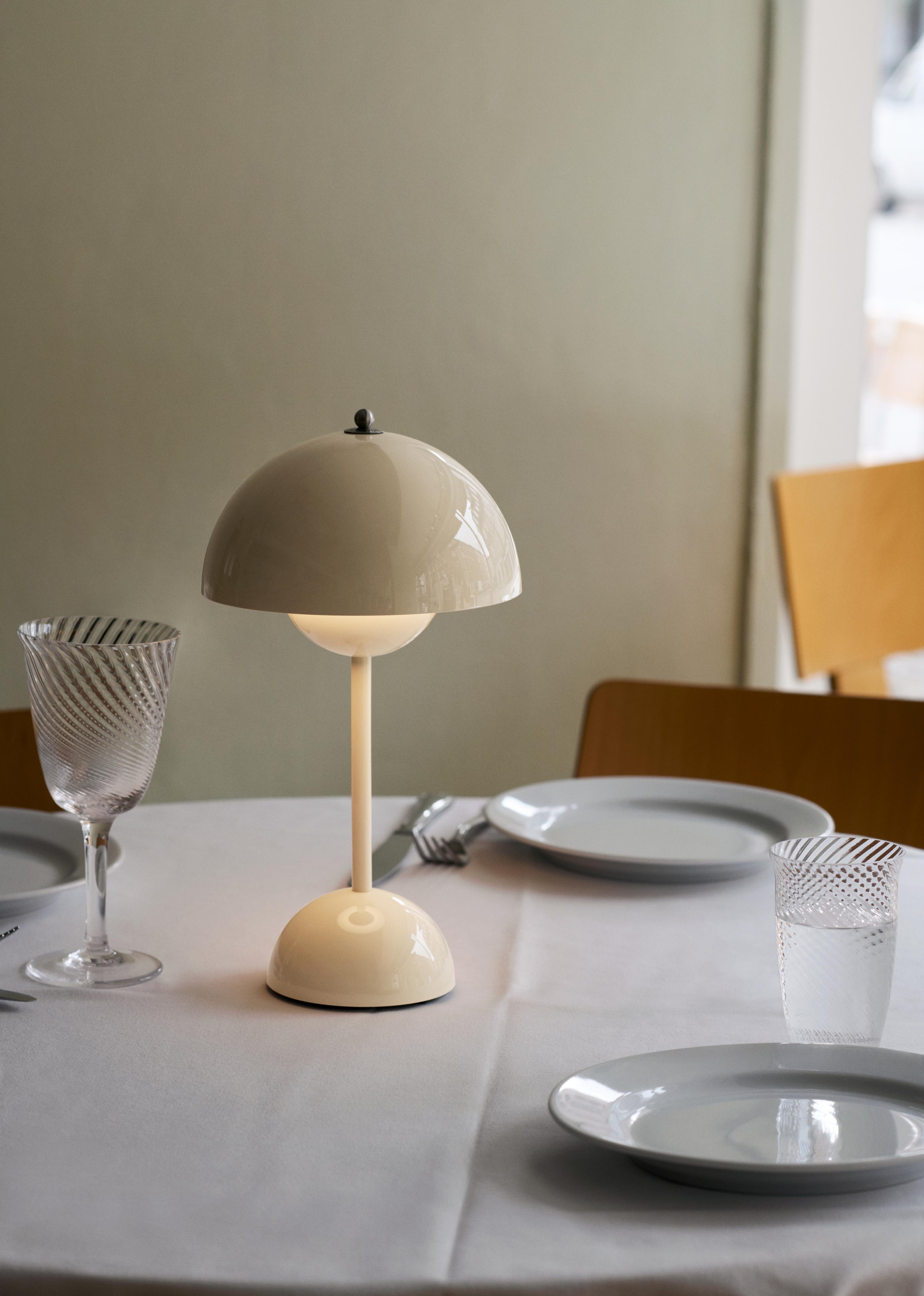 Prenosná lampa FLOWERPOT VP9 slonová kosť
