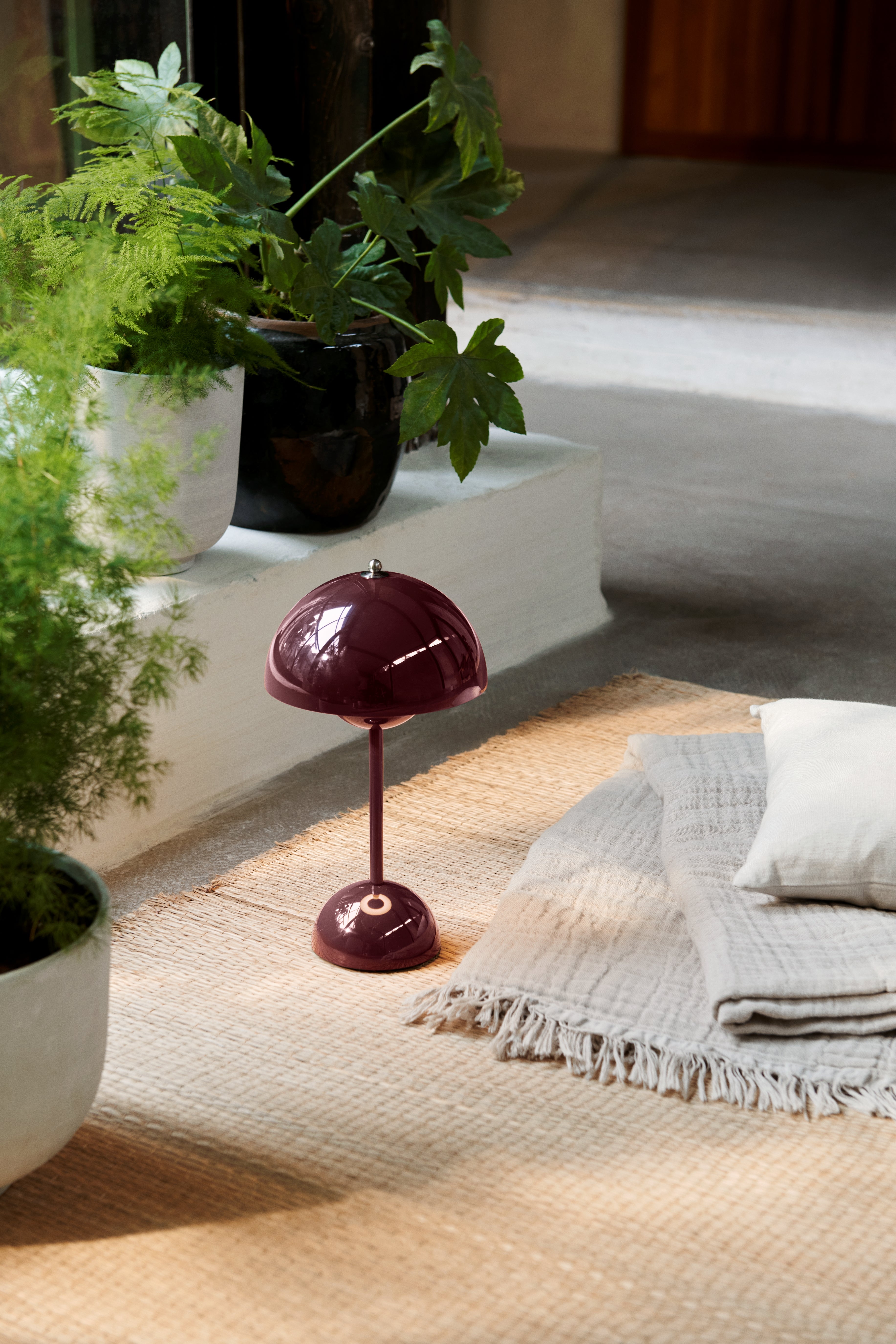 Prenosná lampa FLOWERPOT VP9 v tmavom slivkovom odtieni