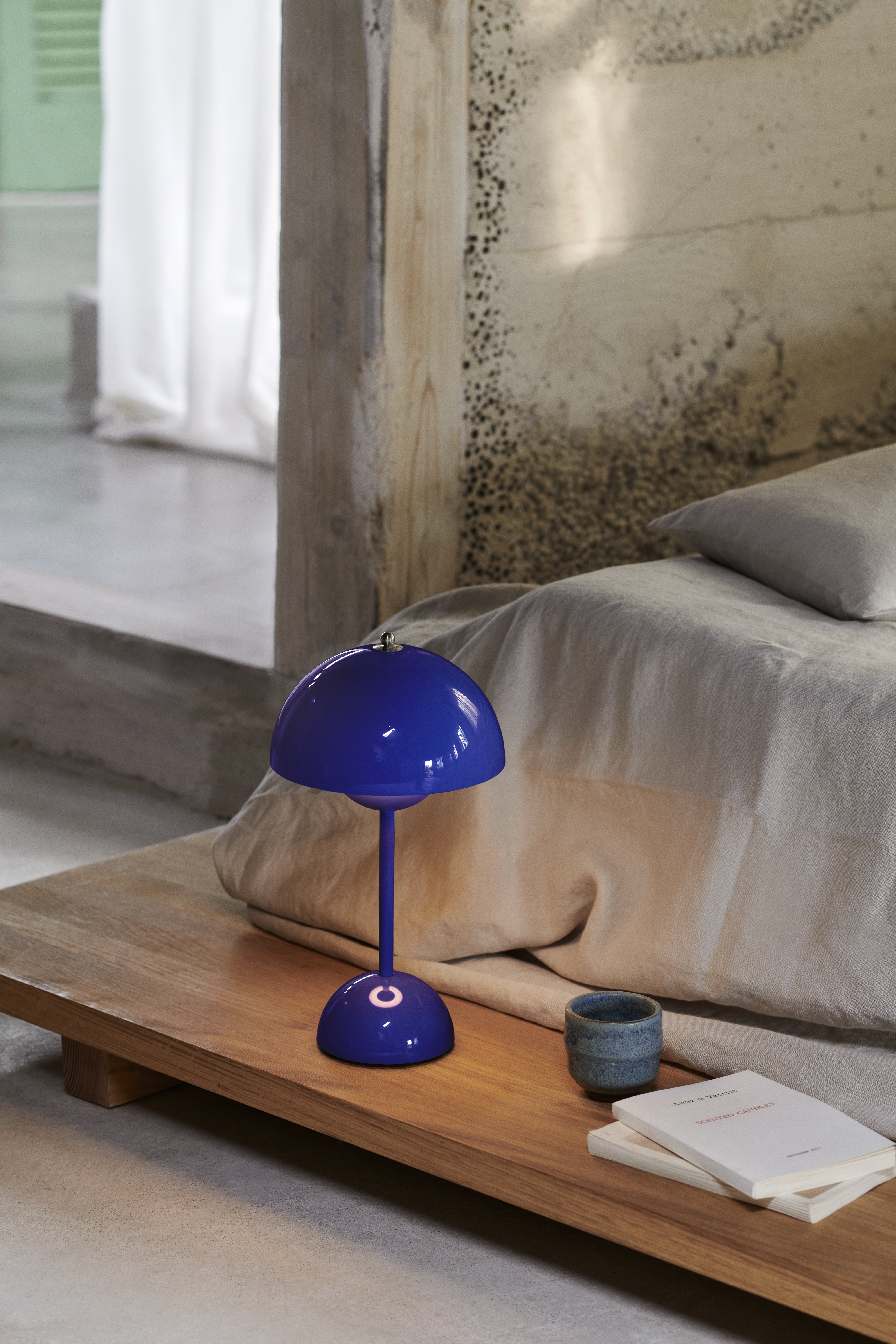 Lampa prenosná FLOWERPOT VP9 v kobaltovej farbe