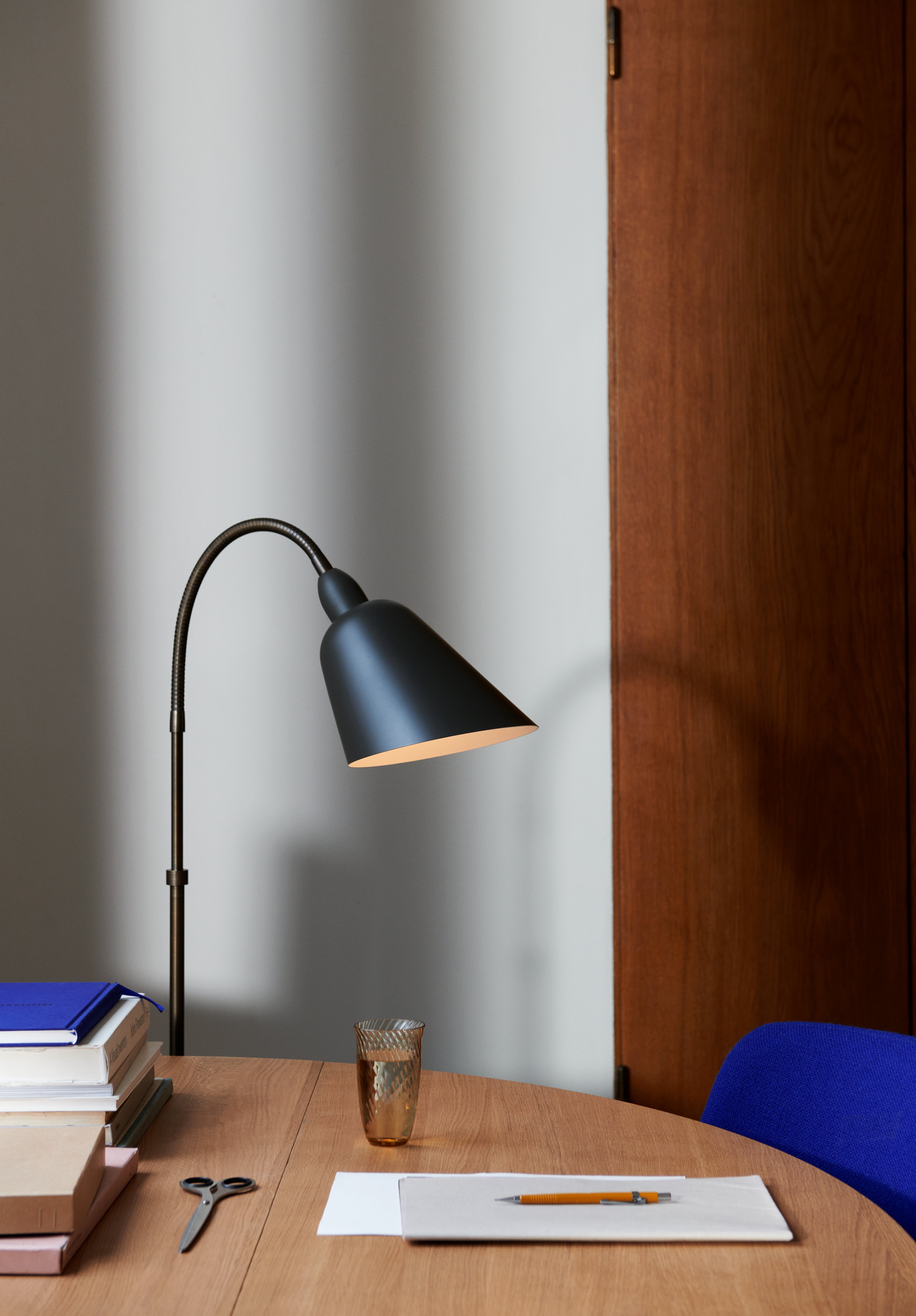 Stolná lampa BELLEVUE AJ11 čierna s mosadzným povrchom