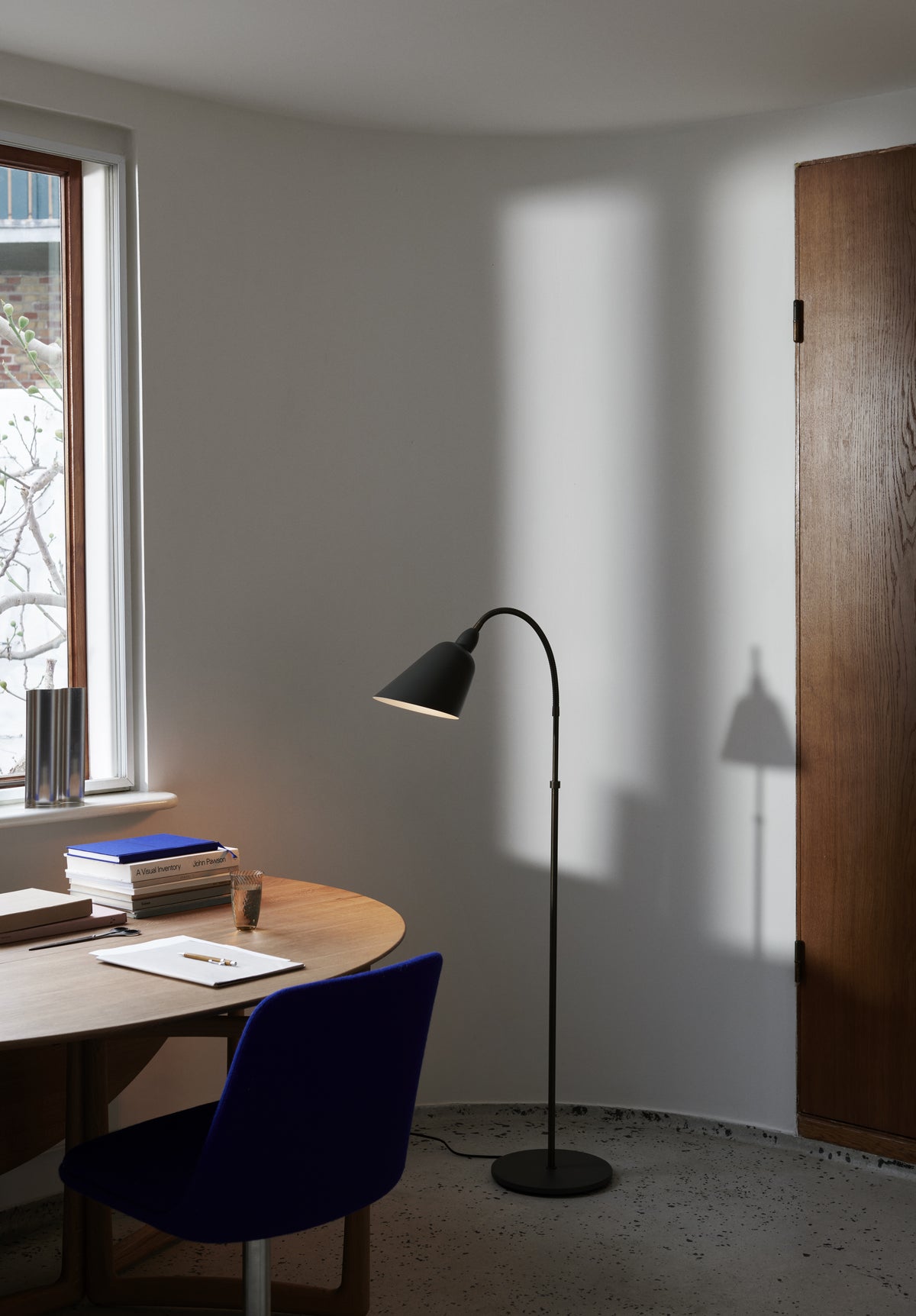 Stolná lampa BELLEVUE AJ7 biela s hnedou mosadznou základňou