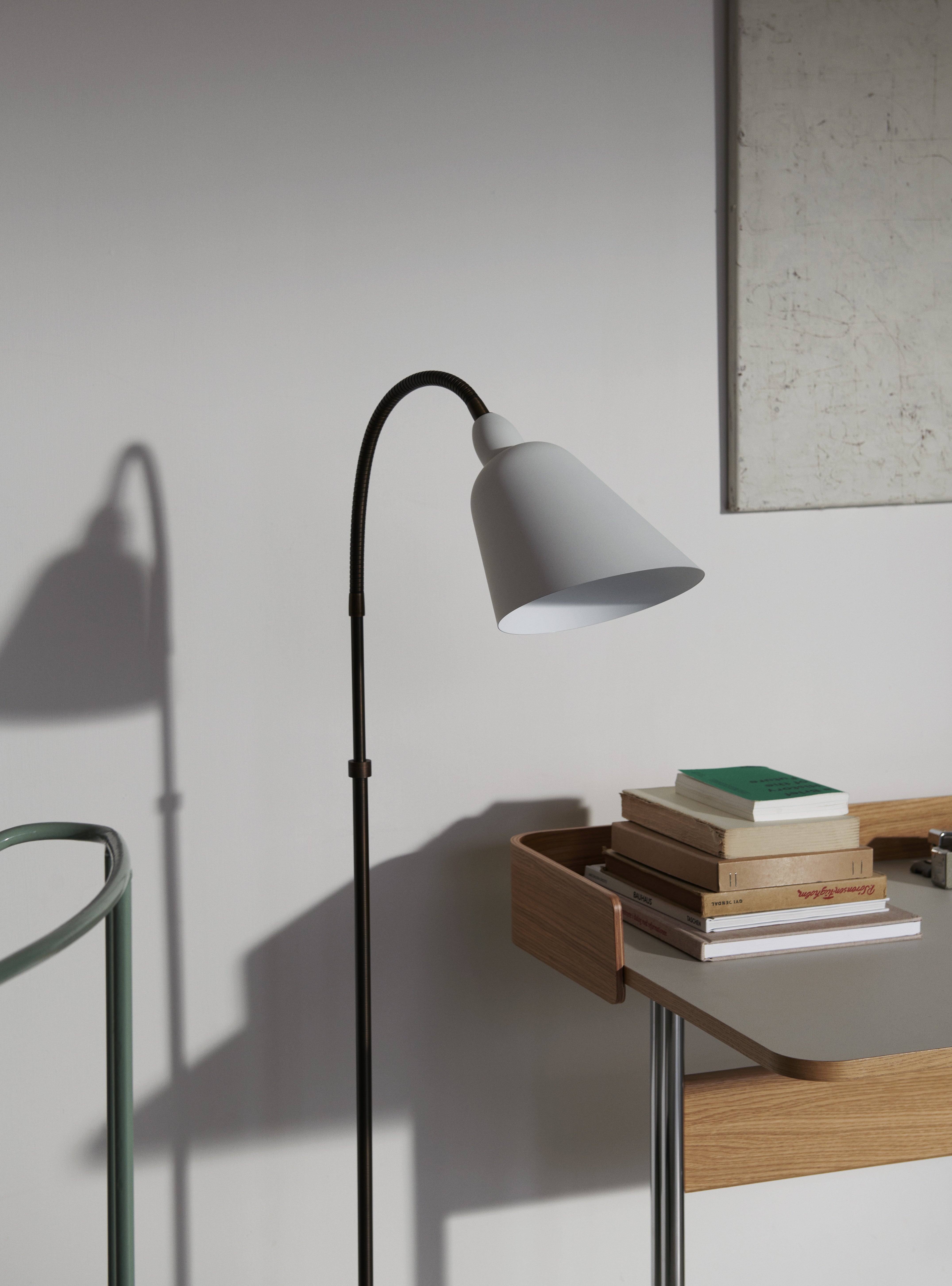 Stolná lampa BELLEVUE AJ7 biela s hnedou mosadznou základňou
