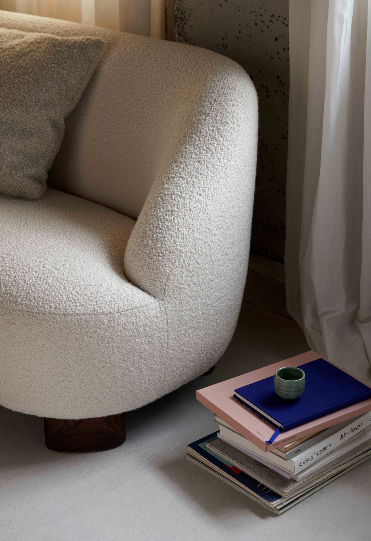 Sofa pre 2 osoby MARGAS LC3 čalúnená s orechovým podstavcom