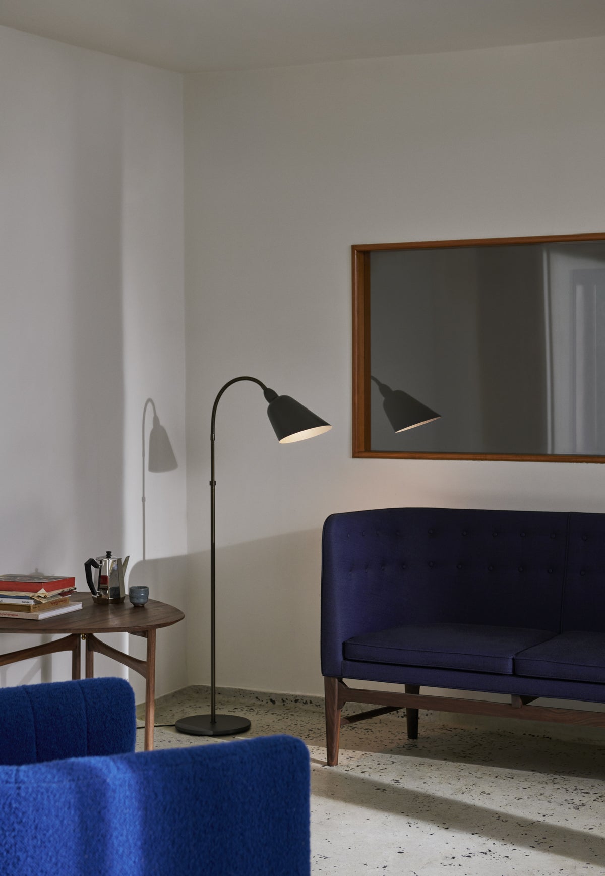 Stolná lampa BELLEVUE AJ7 biela s hnedou mosadznou základňou